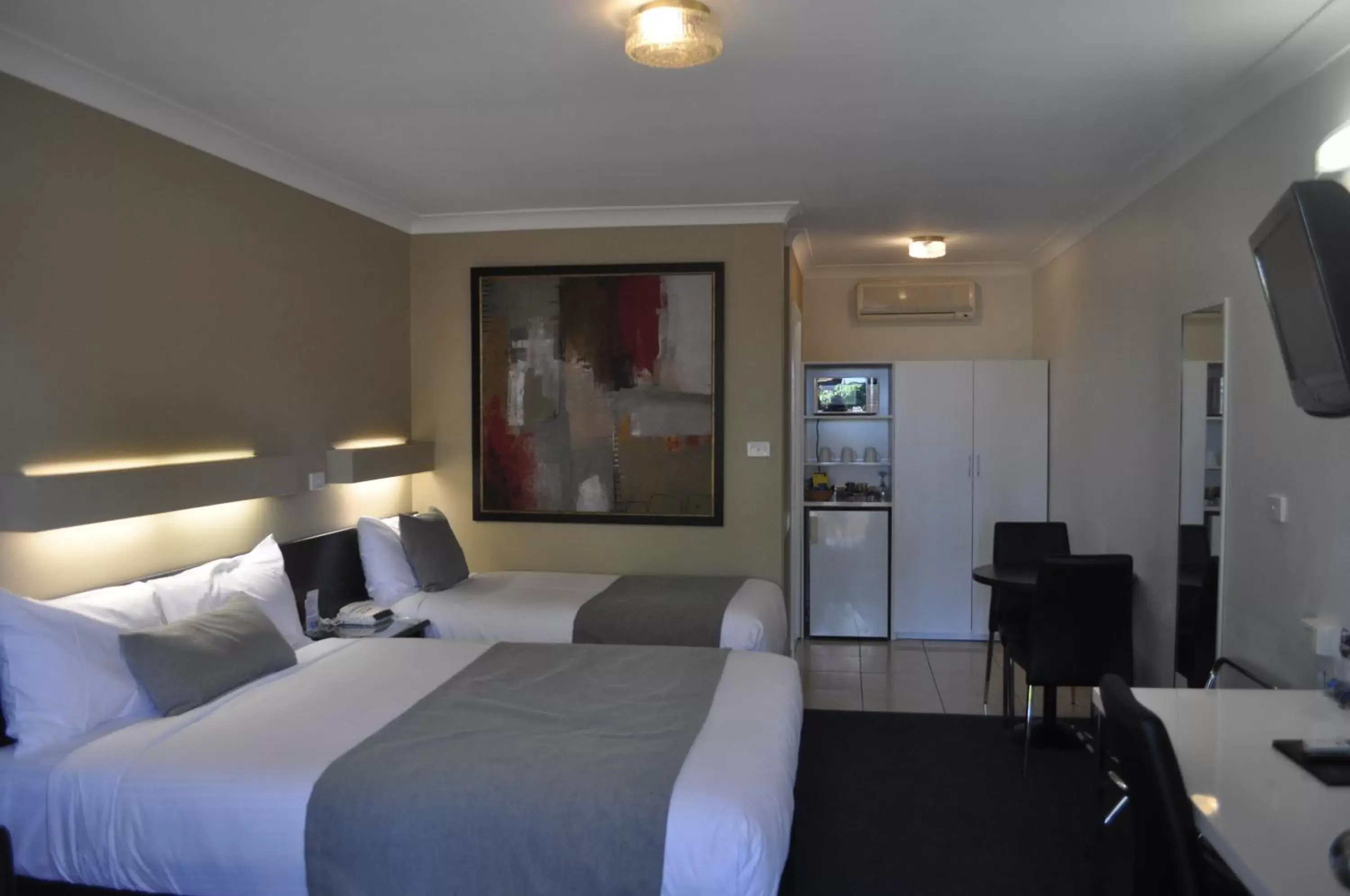 Deluxe Twin Room in In Town Motor Inn Deluxe Twin Room in In Town Motor Inn