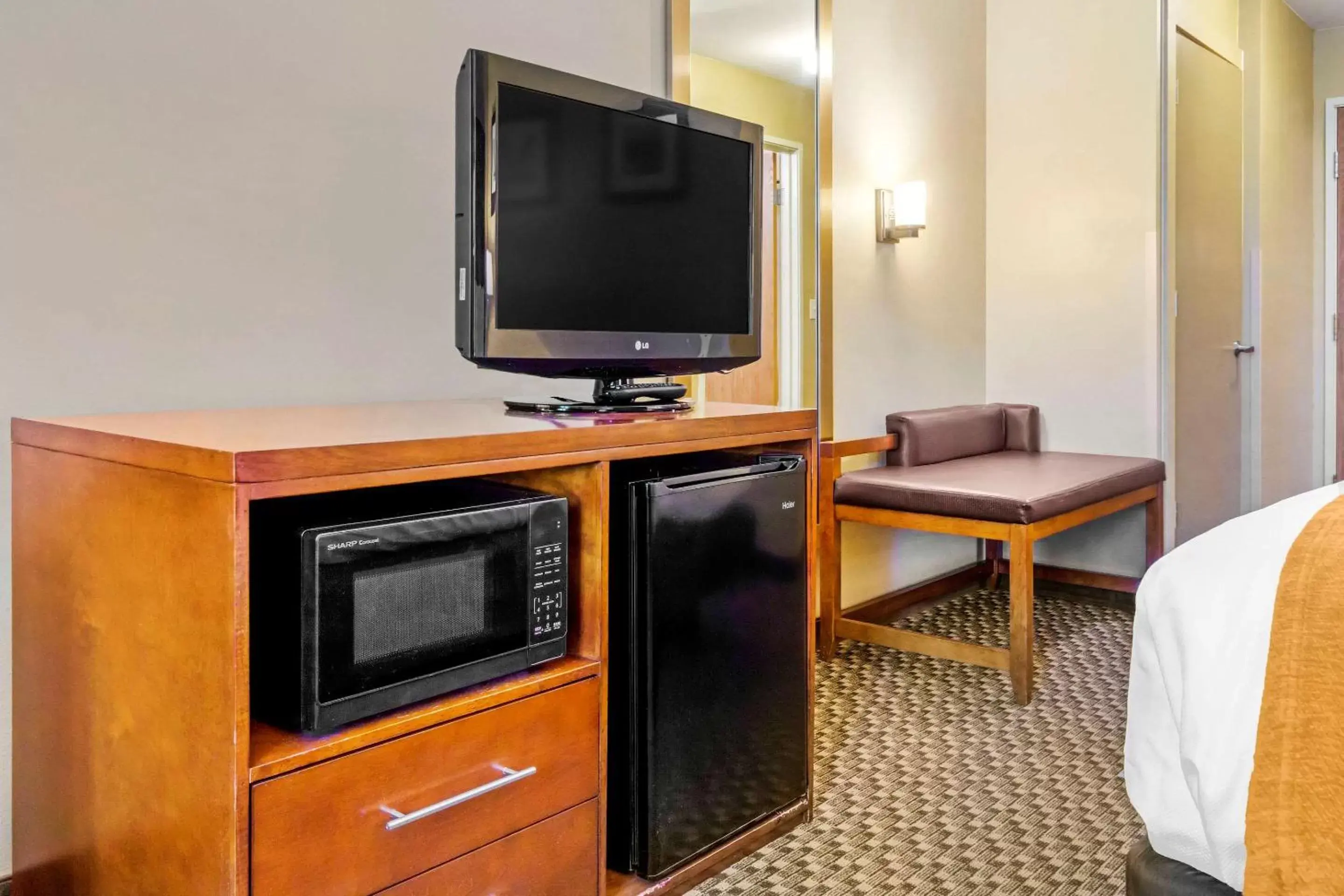 Photo of the whole room, TV/Entertainment Center in Comfort Inn Auburn – Seattle