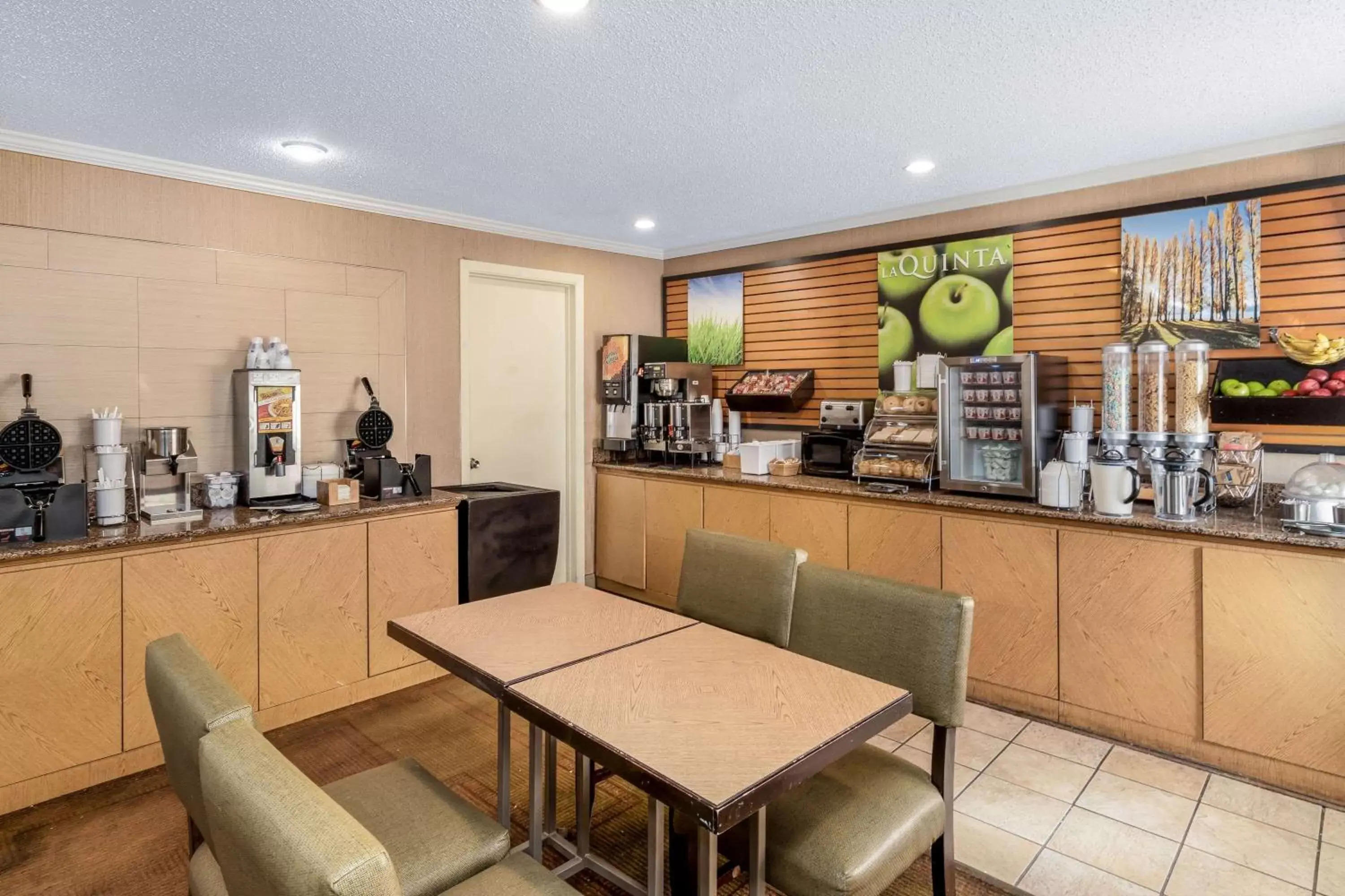 Restaurant/Places to Eat in La Quinta Inn & Suites by Wyndham Meridian