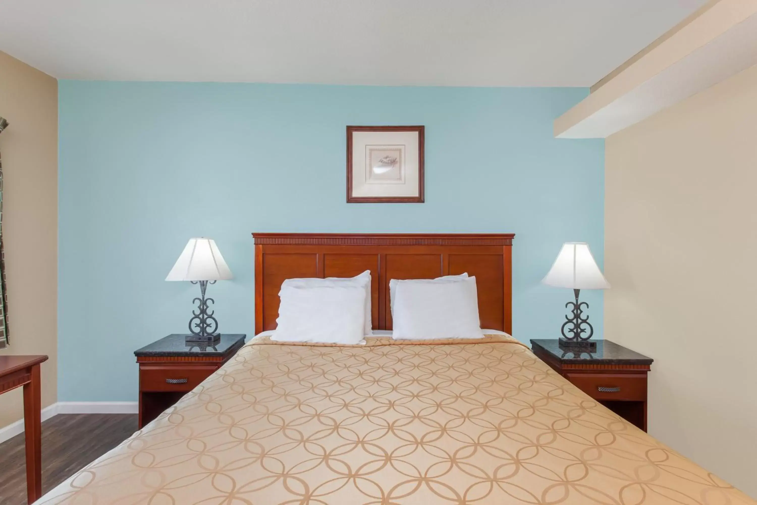Bedroom, Bed in Travelodge by Wyndham San Diego SeaWorld