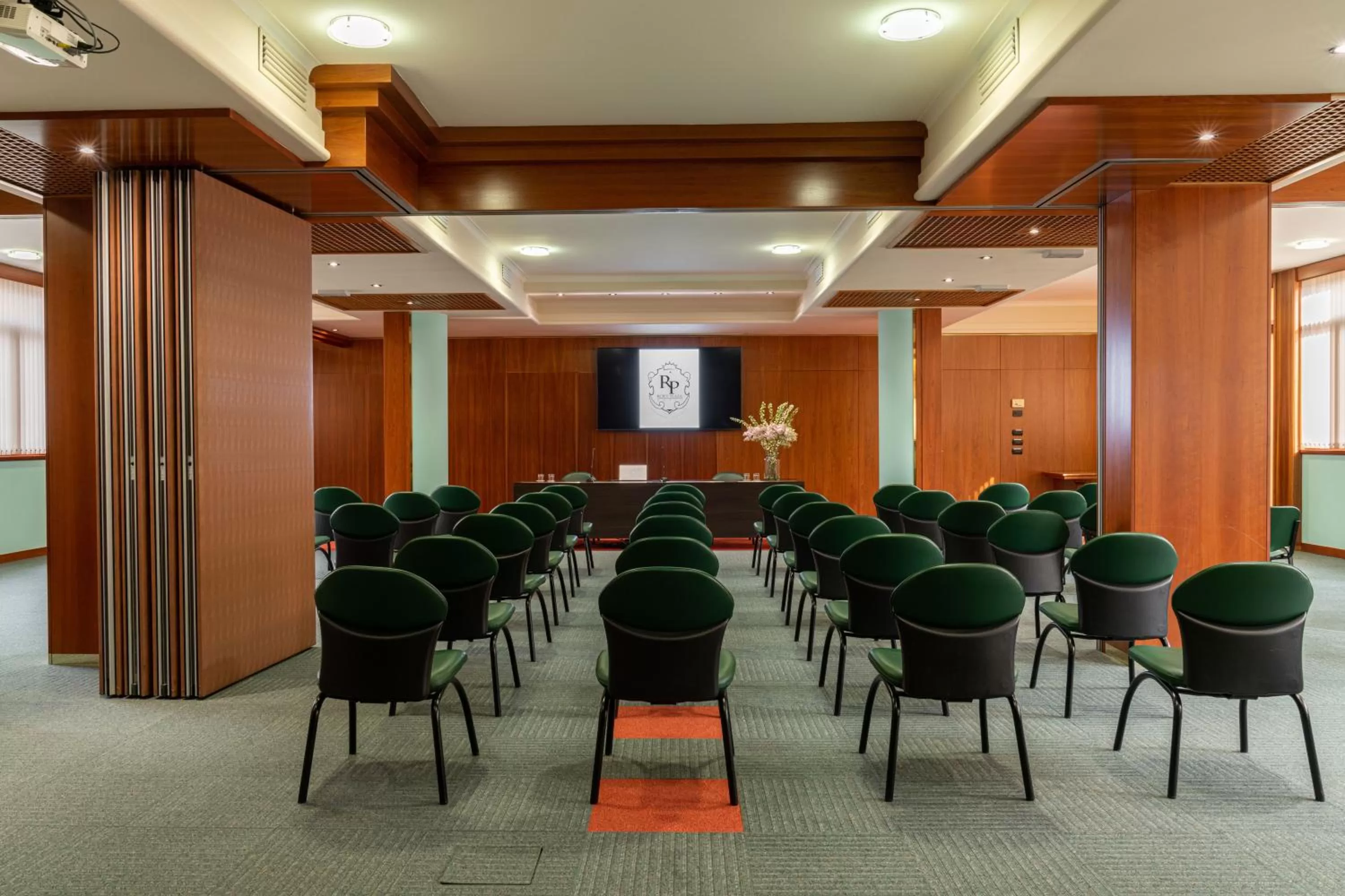 Business facilities in Hotel Roxy Plaza