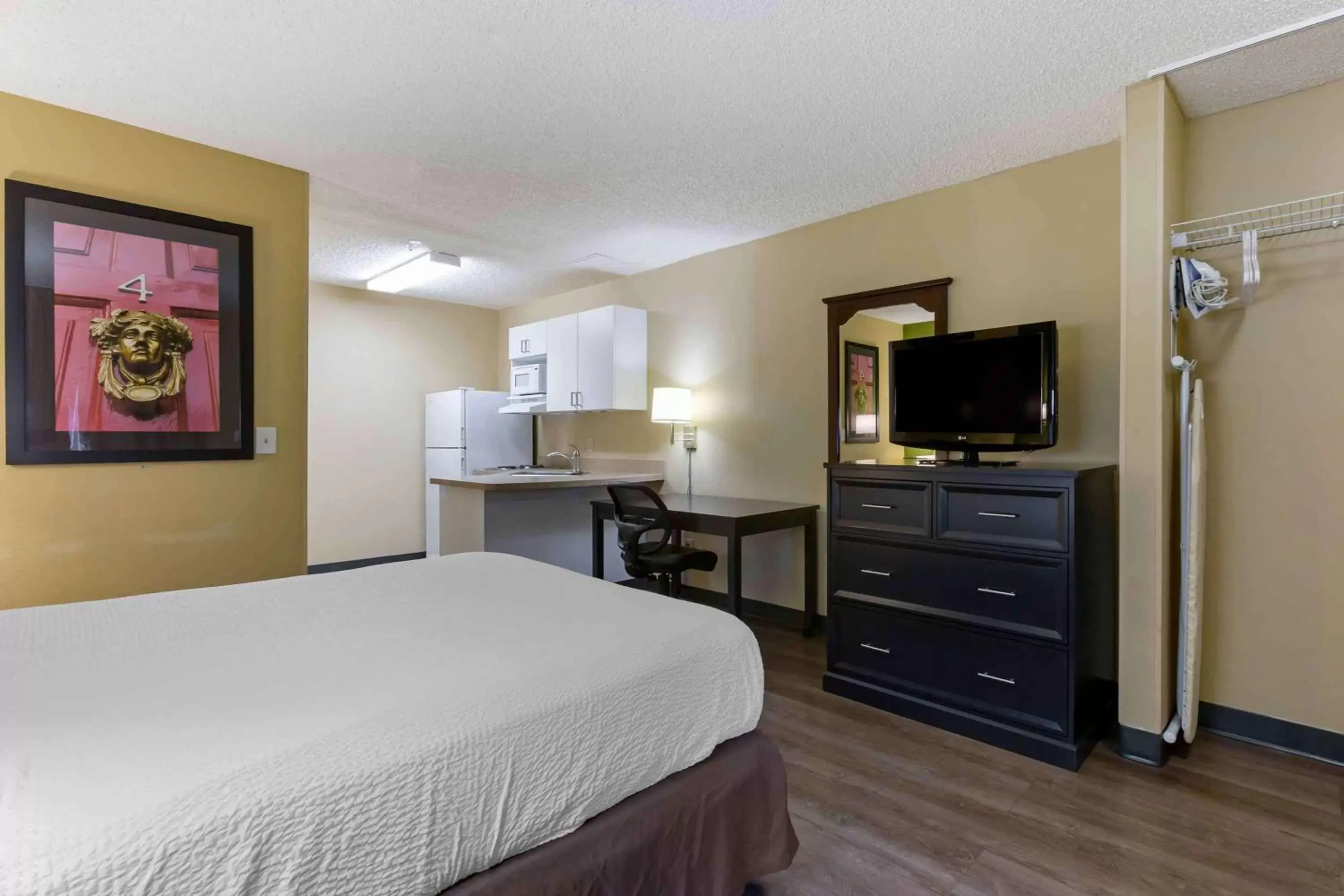 Bedroom, TV/Entertainment Center in Extended Stay America Suites - Phoenix - Scottsdale - North