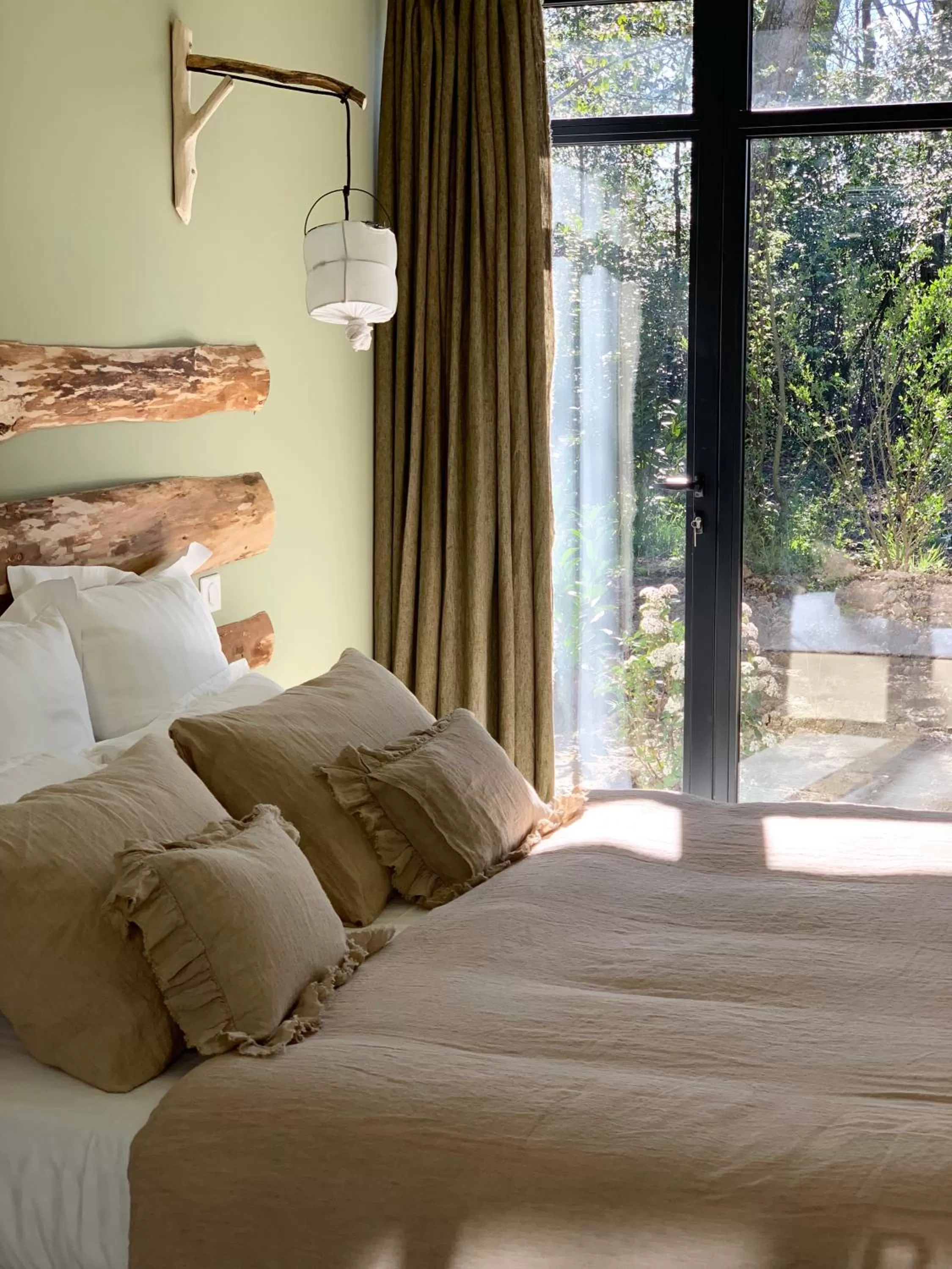 Decorative detail, Bed in Hôtel Domaine de Raba Bordeaux Sud