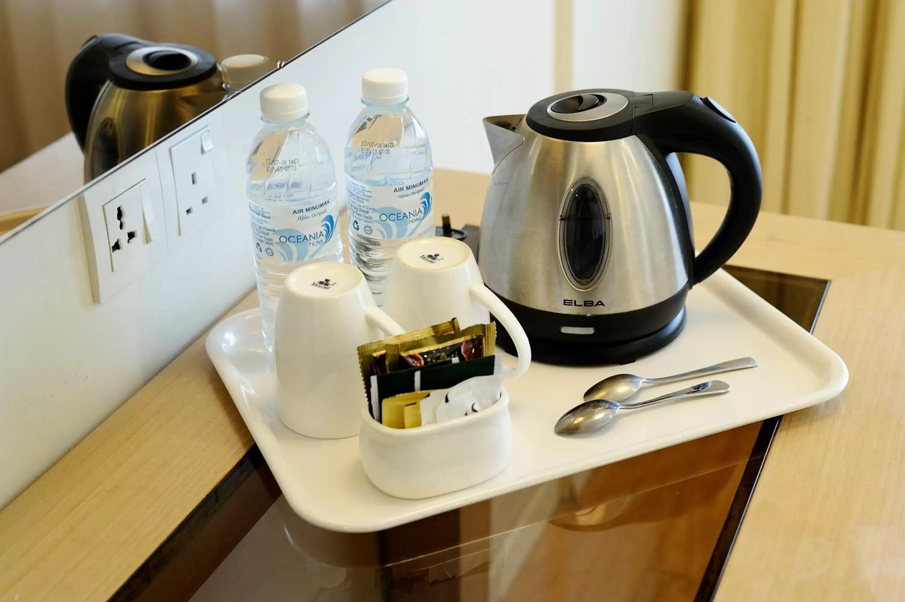 Coffee/tea facilities, Kitchen/Kitchenette in Oceania Hotel