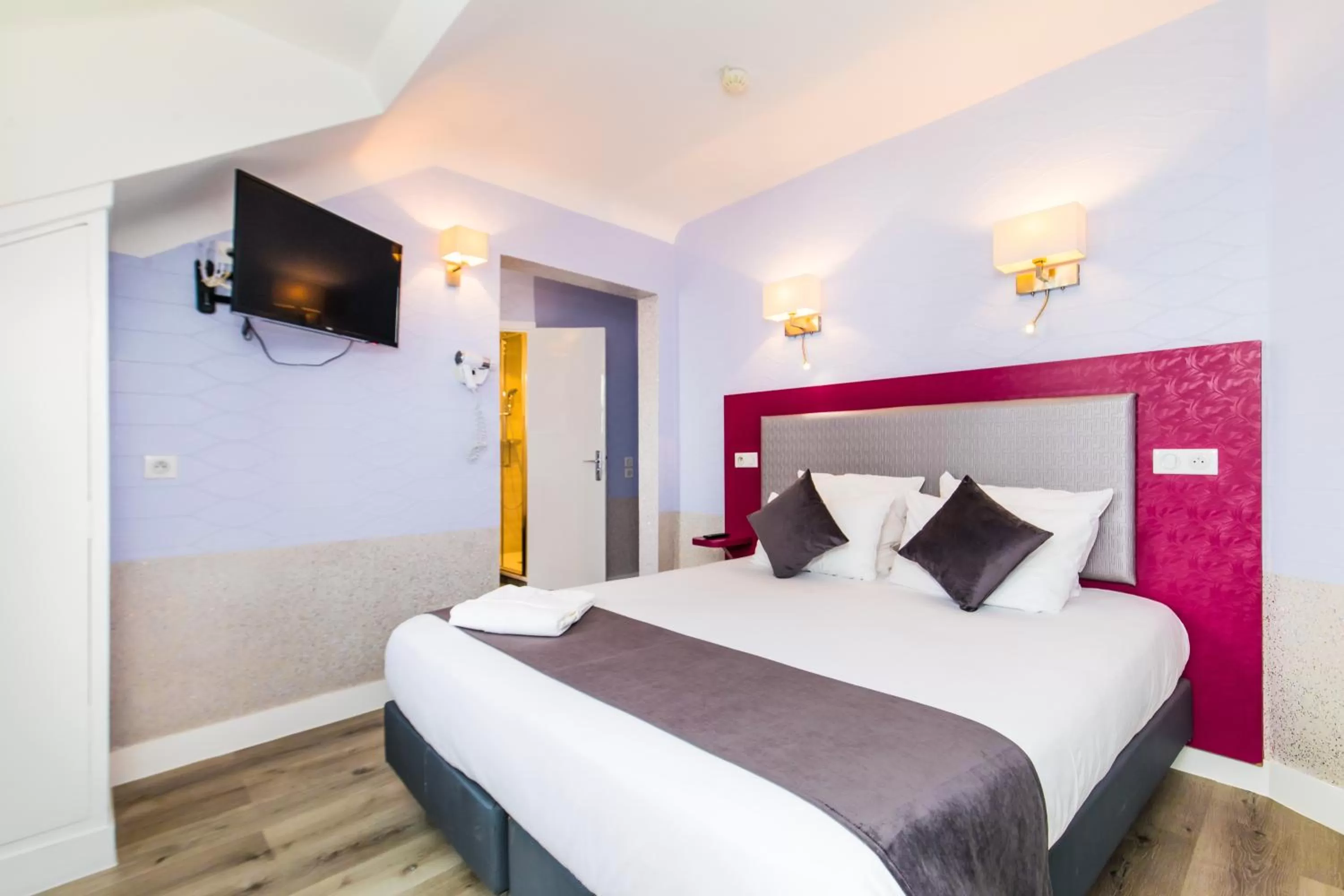 Bed in HOTEL DE PARIS MONTPARNASSE