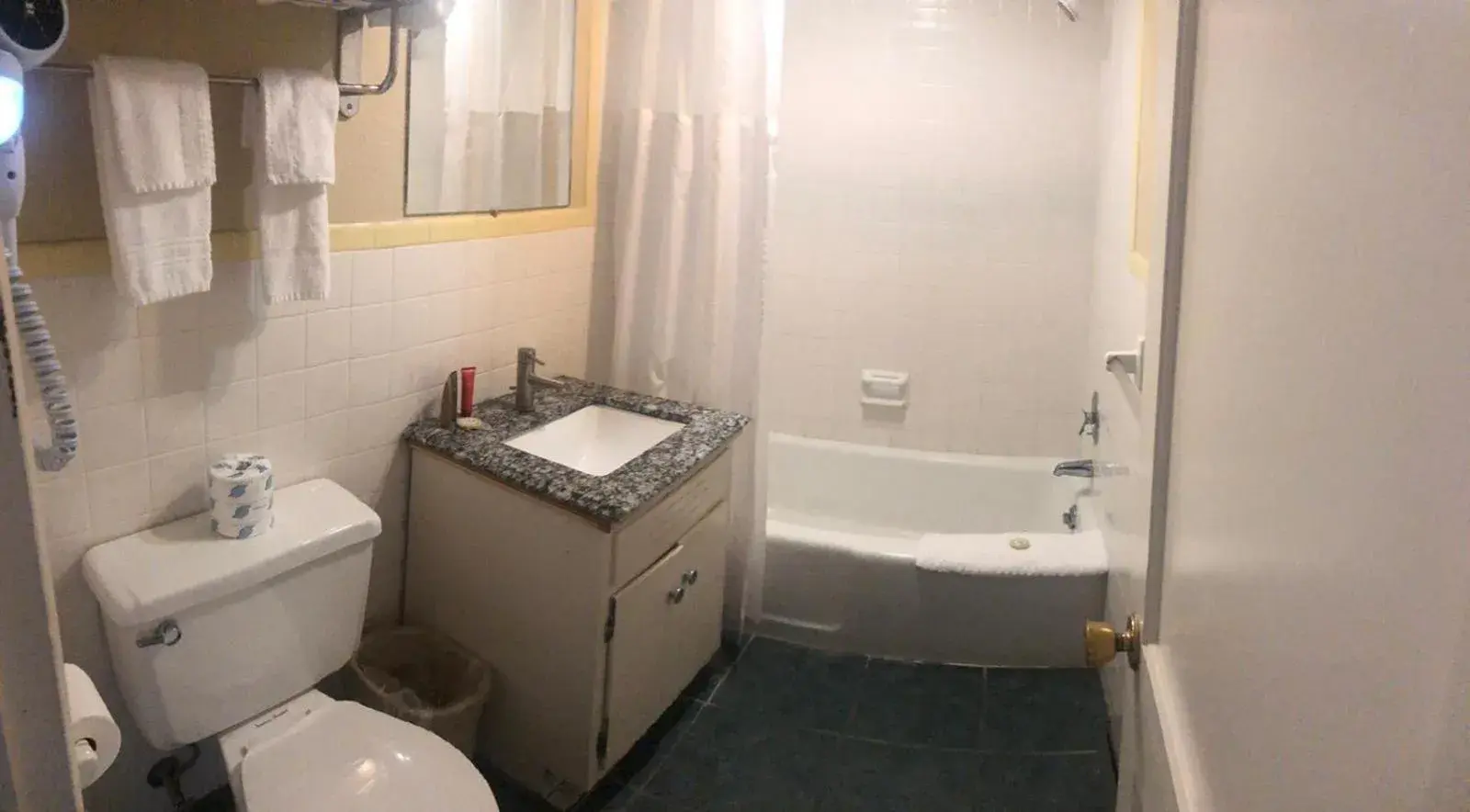 Bathroom in Aderi Hotel Near Bucknell University