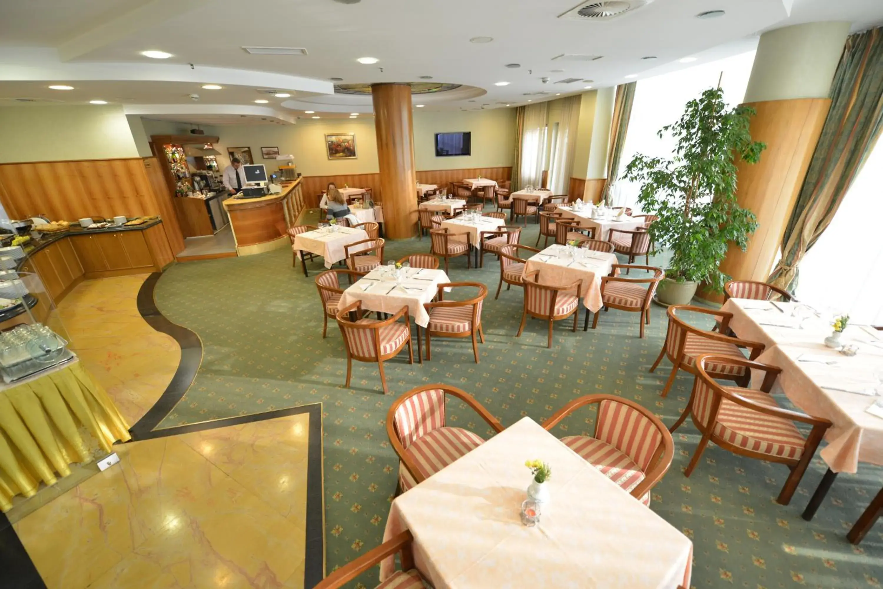 Restaurant/Places to Eat in Hotel Karpos