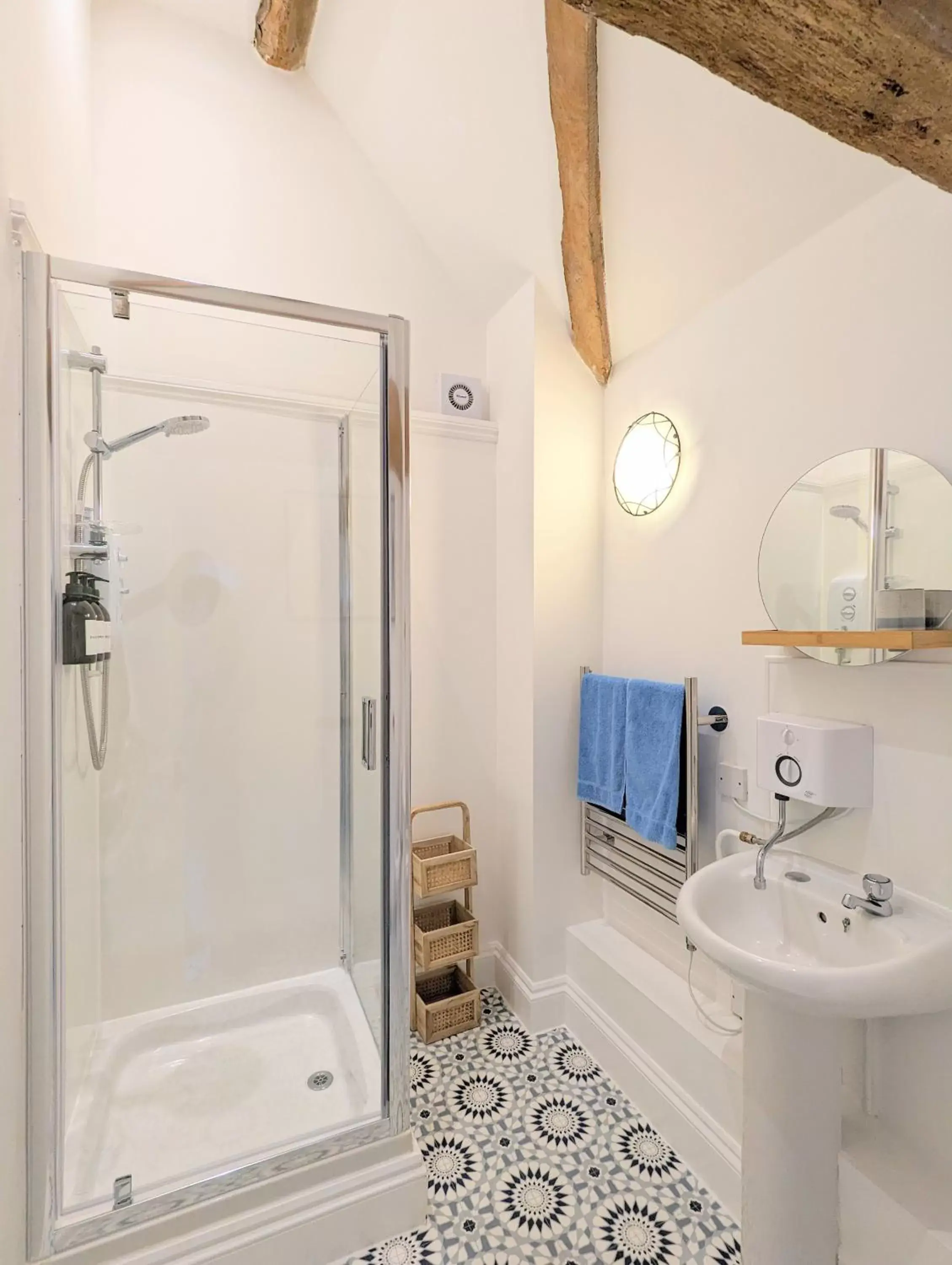 Shower, Bathroom in Kingfisher Barn B&B