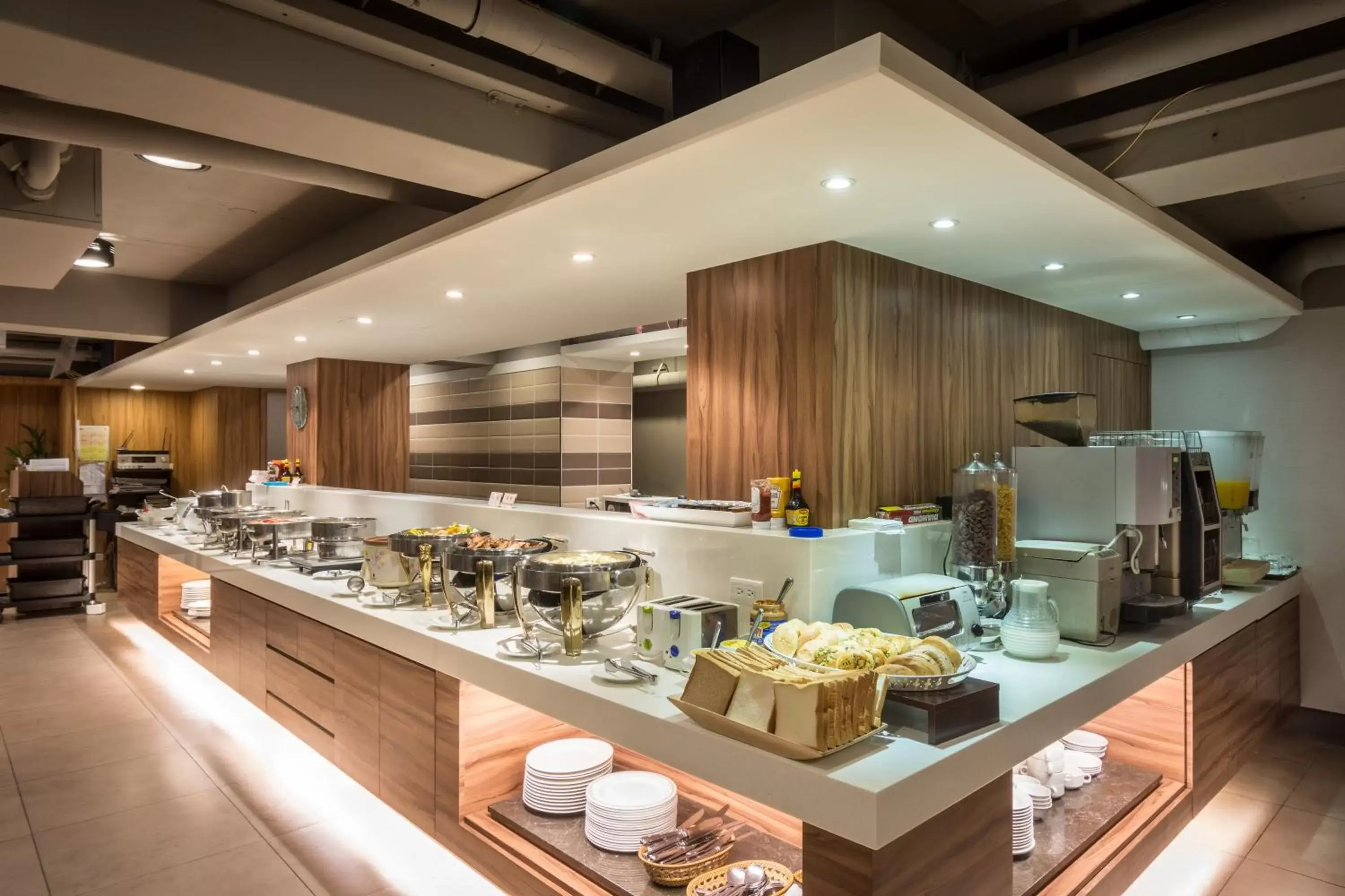 Buffet breakfast, Restaurant/Places to Eat in Delight Hotel