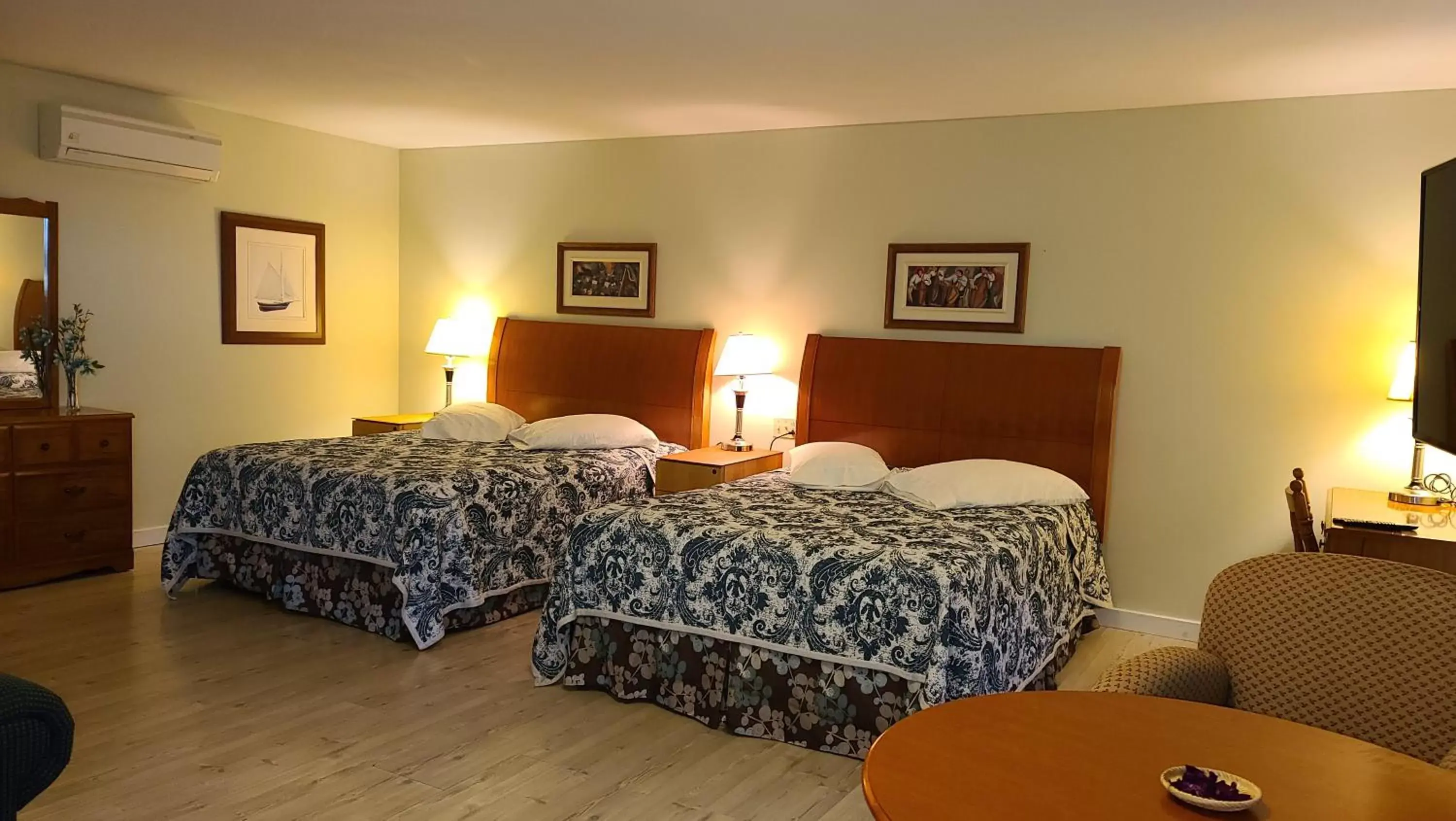 Photo of the whole room, Bed in Bouctouche Bay Inn