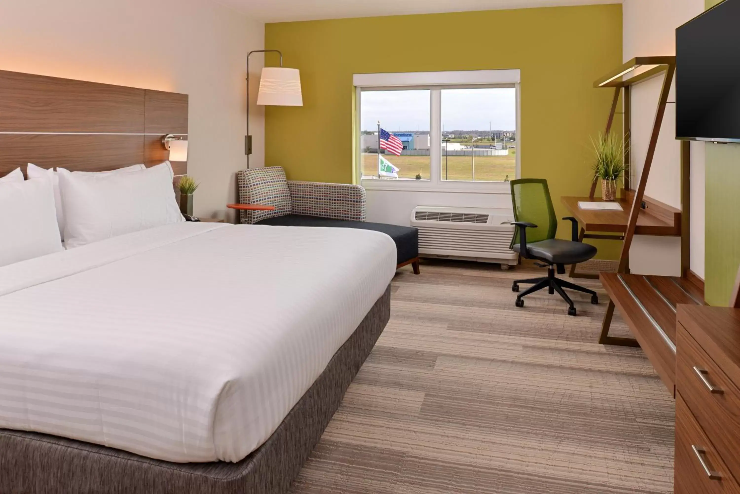 Photo of the whole room, Bed in Holiday Inn Express & Suites Salem, an IHG Hotel