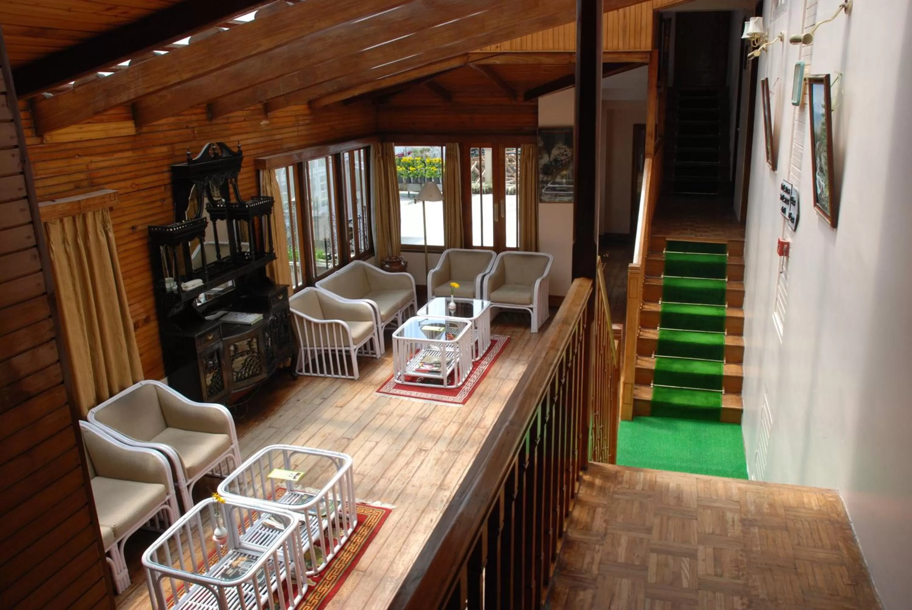 Library, Seating Area in Cedar Inn