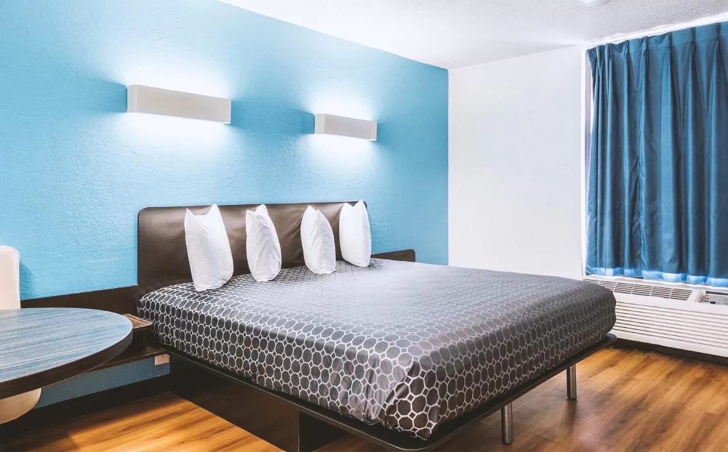 Bed in Sky Palace Inn & Suites By Jasper Beeville