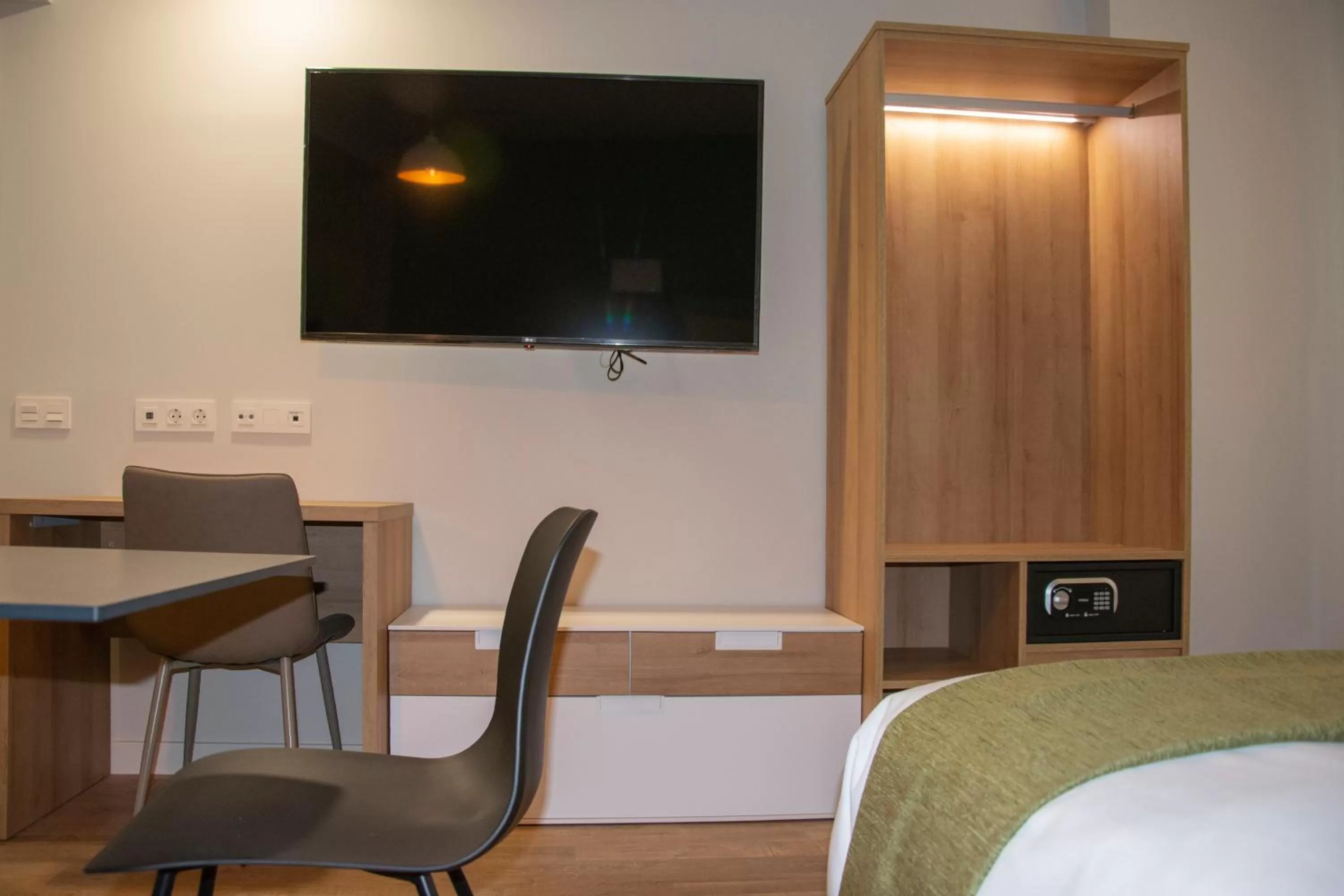 TV and multimedia in Aparthotel Essenzia de Castilla