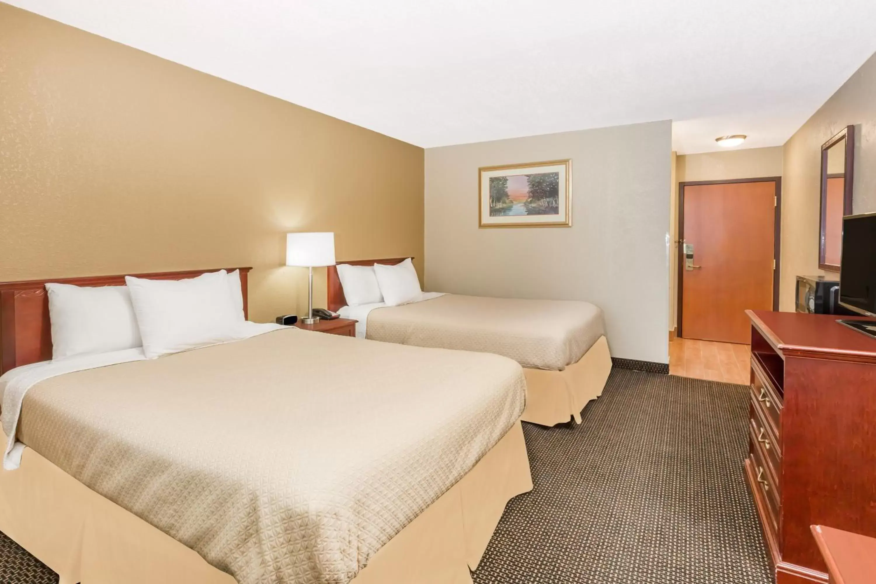 Bedroom, Bed in Days Inn by Wyndham West Des Moines