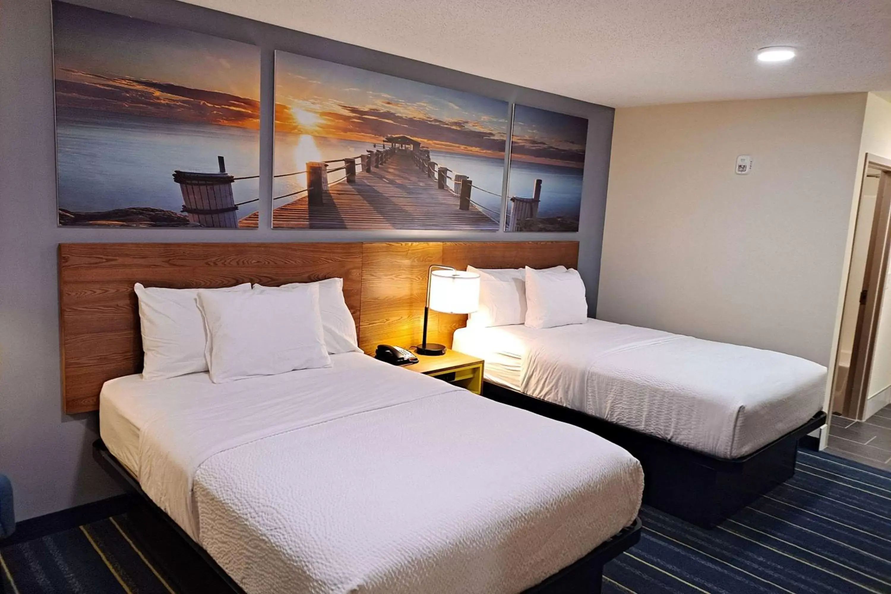 Photo of the whole room, Bed in Days Inn by Wyndham Grayson