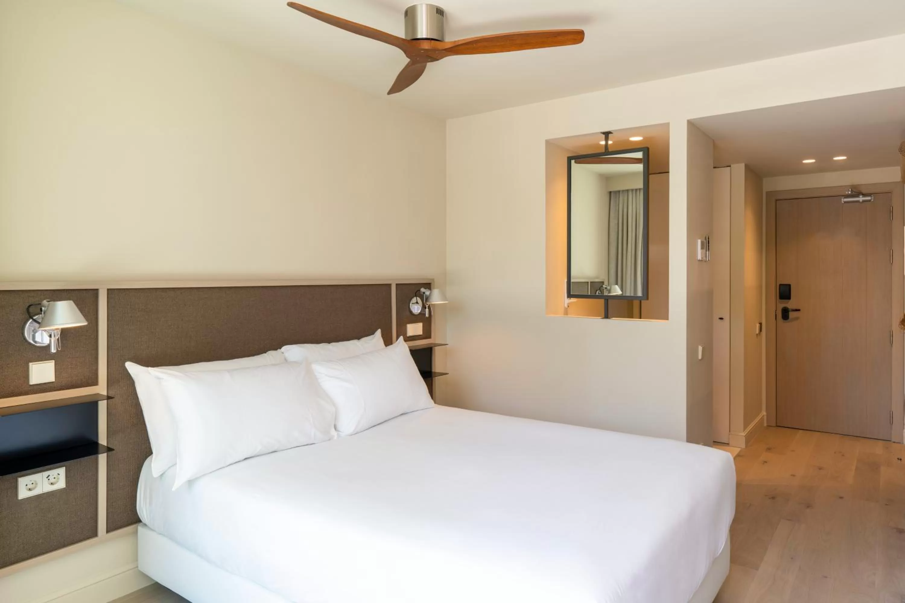 Photo of the whole room, Bed in Mercure Benidorm