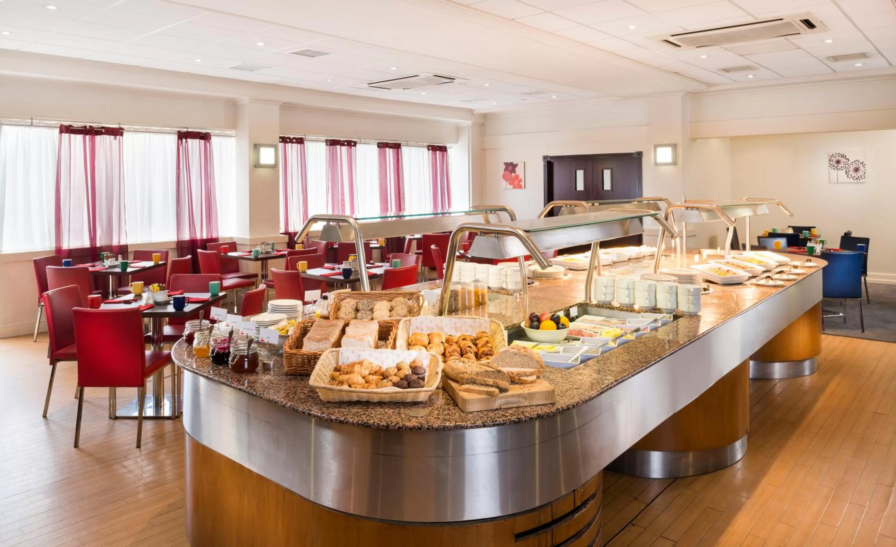 Restaurant/places to eat in Mercure Cardiff North Hotel