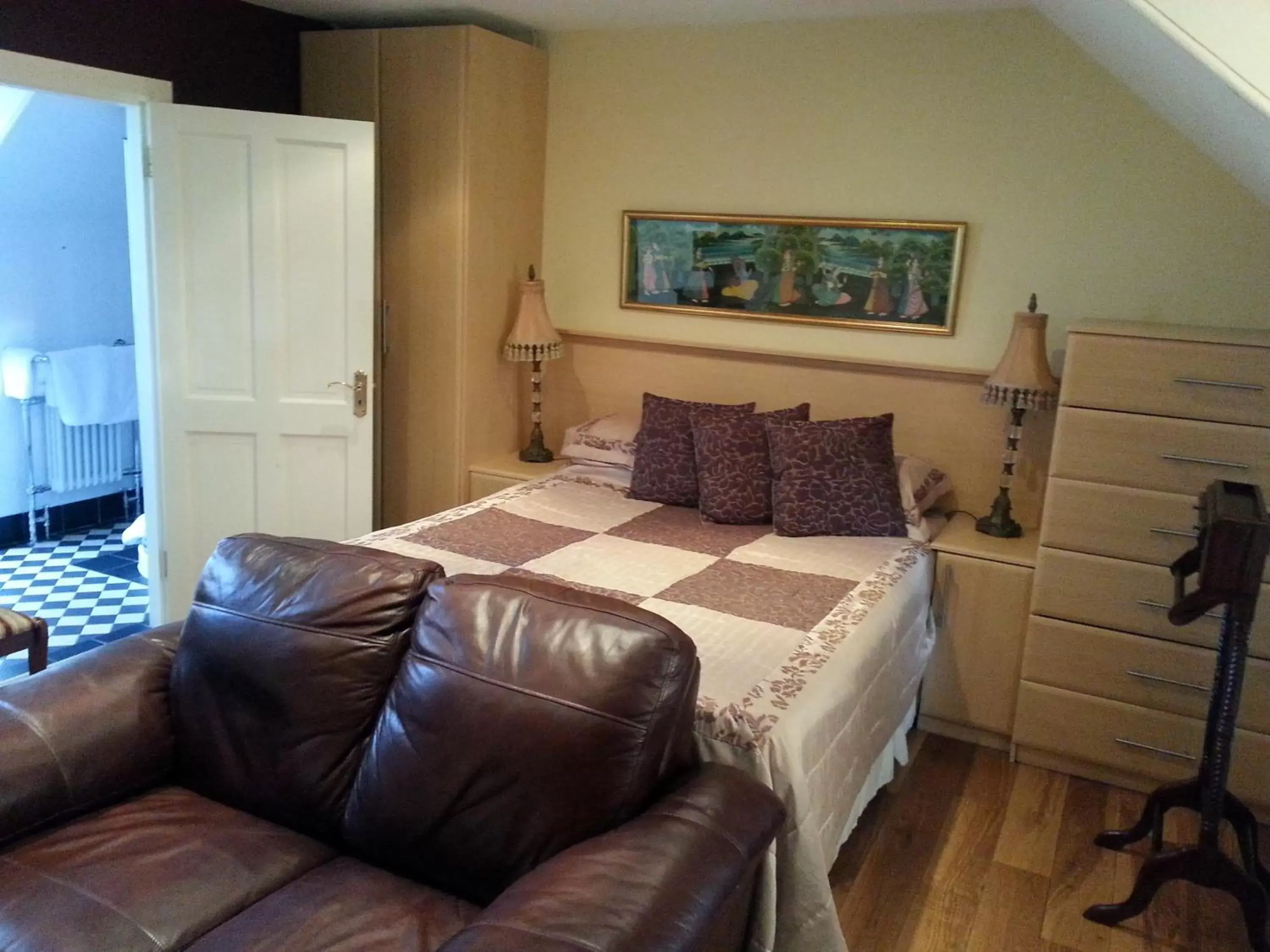 Double Room with Private Bathroom in Innisfree House