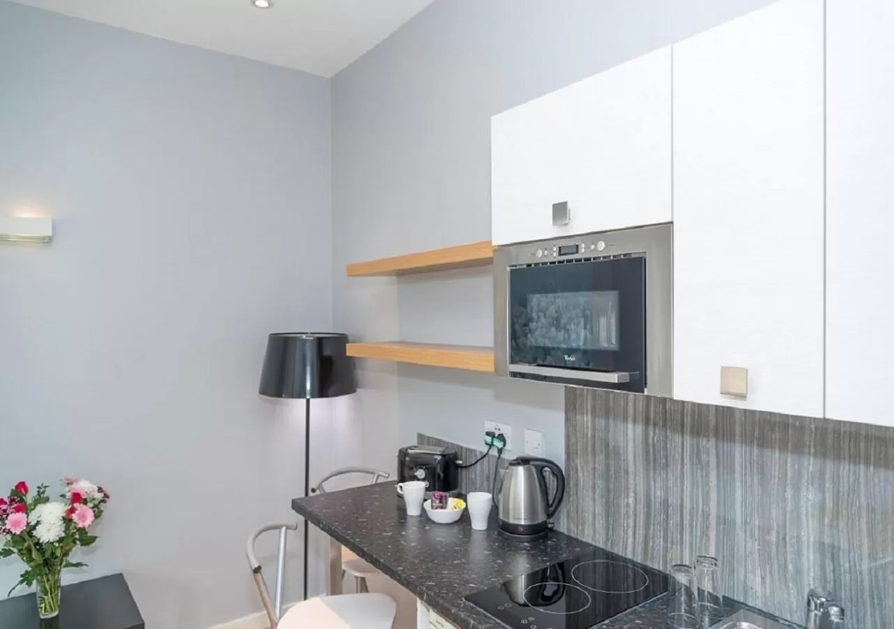 Kitchen or kitchenette in Hyde Park Executive Apartments