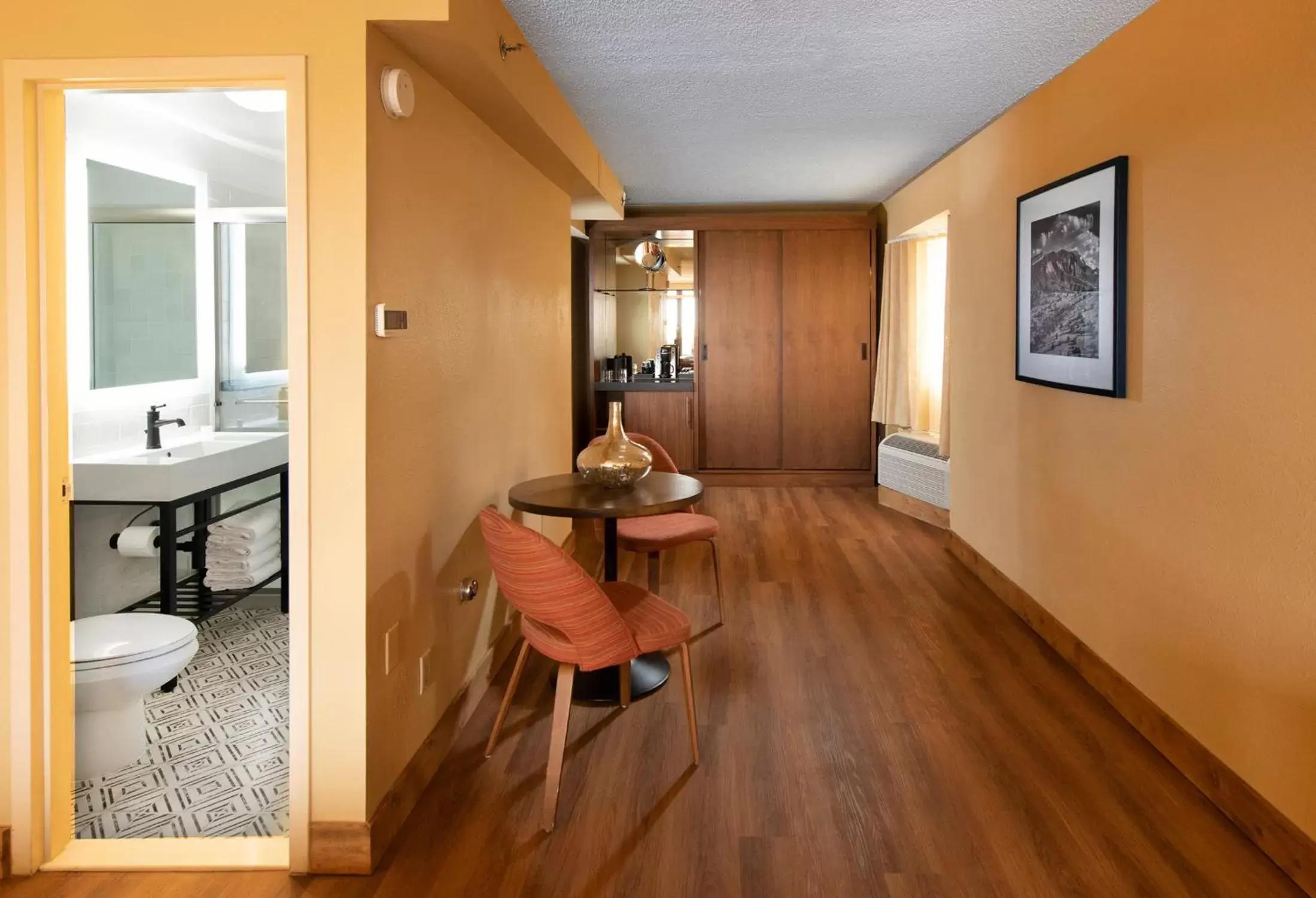 Seating area, Bathroom in Hotel Albuquerque At Old Town