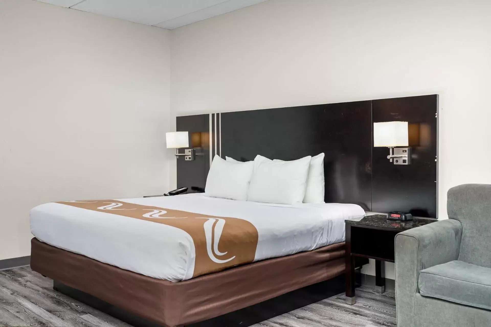 Bed in Quality Inn & Suites Mall of America - MSP Airport