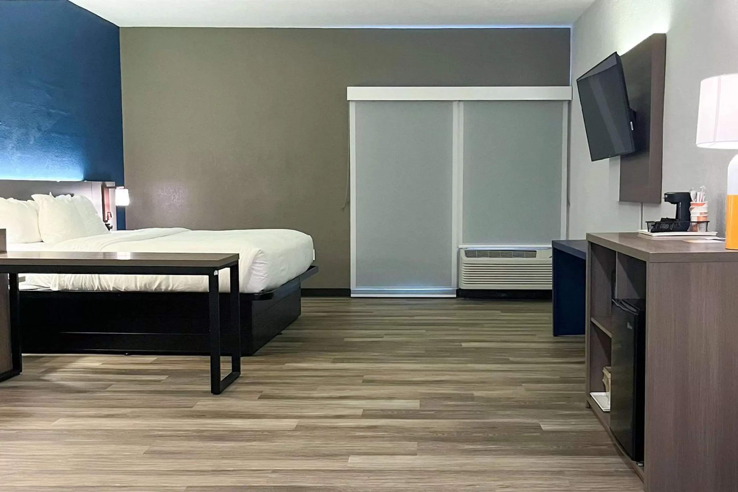 Bedroom, TV/Entertainment Center in Comfort Suites Clearwater - Dunedin