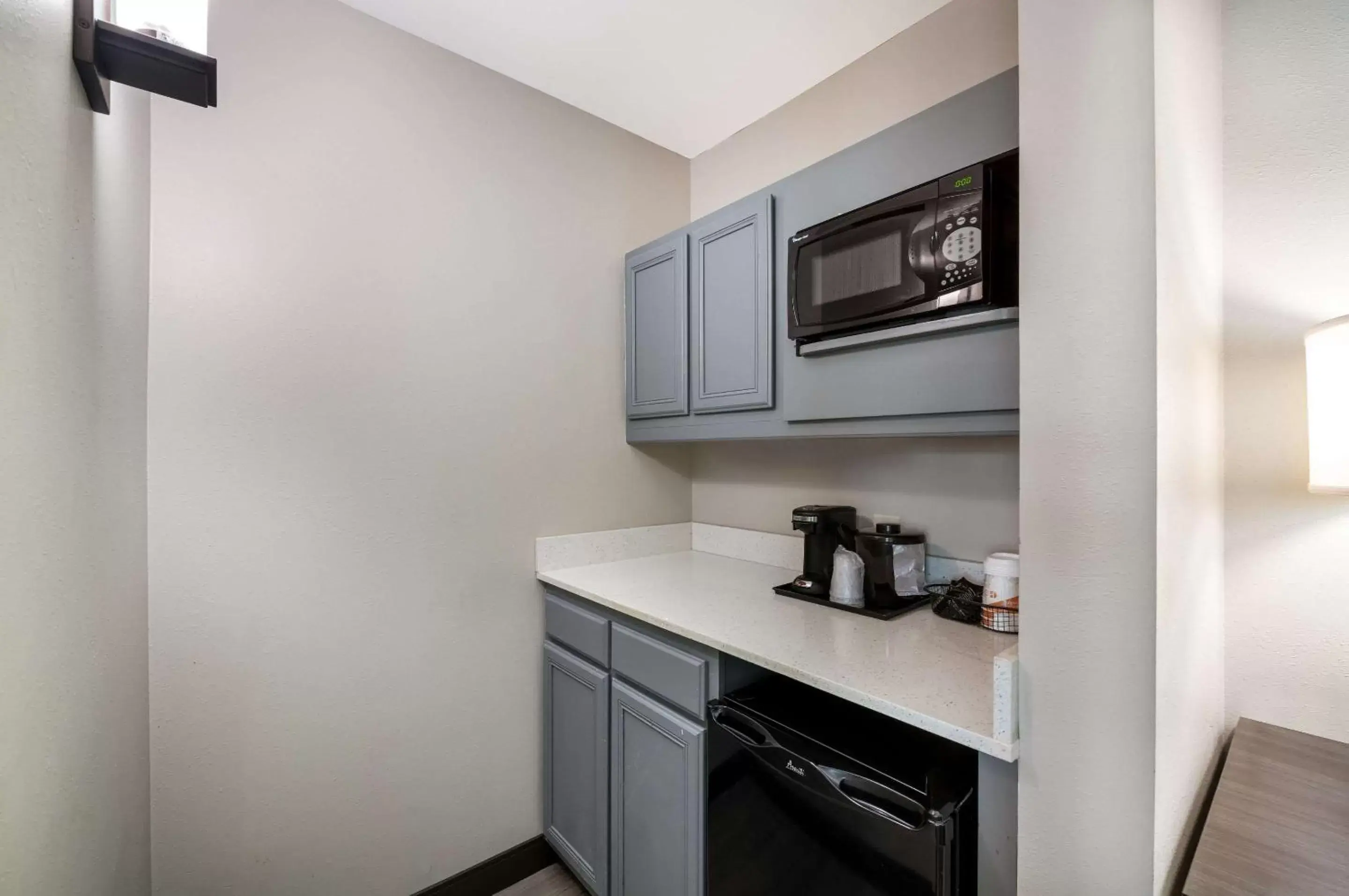 Bedroom, Kitchen/Kitchenette in Comfort Suites Northlake