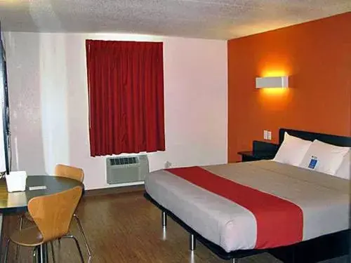 Photo of the whole room, Bed in Motel 6-South Haven, KS