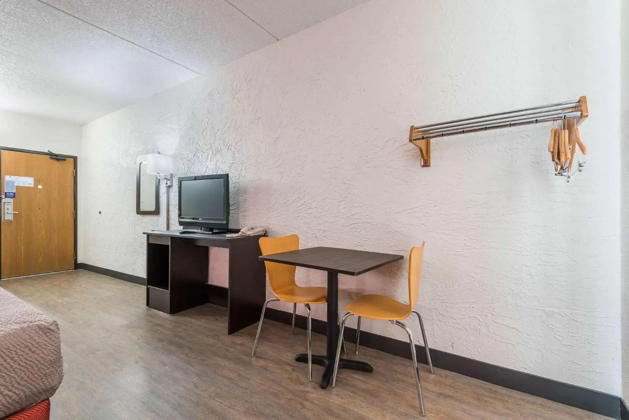 Lobby or reception, TV/Entertainment Center in Motel 6-Bridgeview, IL