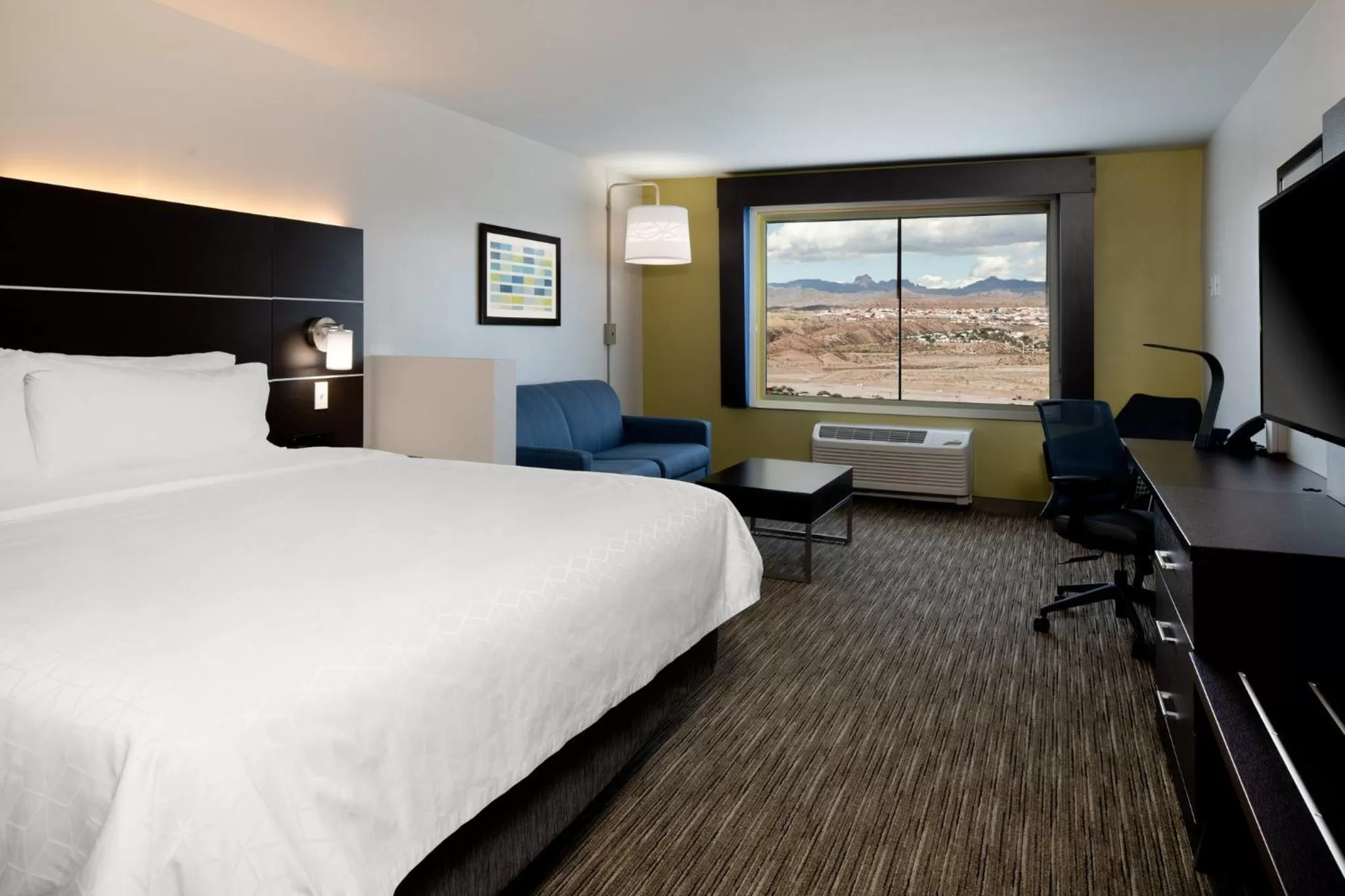 Photo of the whole room, Bed in Holiday Inn Express & Suites - Bullhead City by IHG