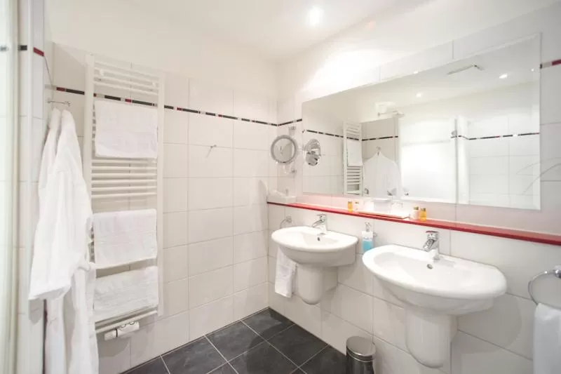 Bathroom in Hotel Aselager Mühle