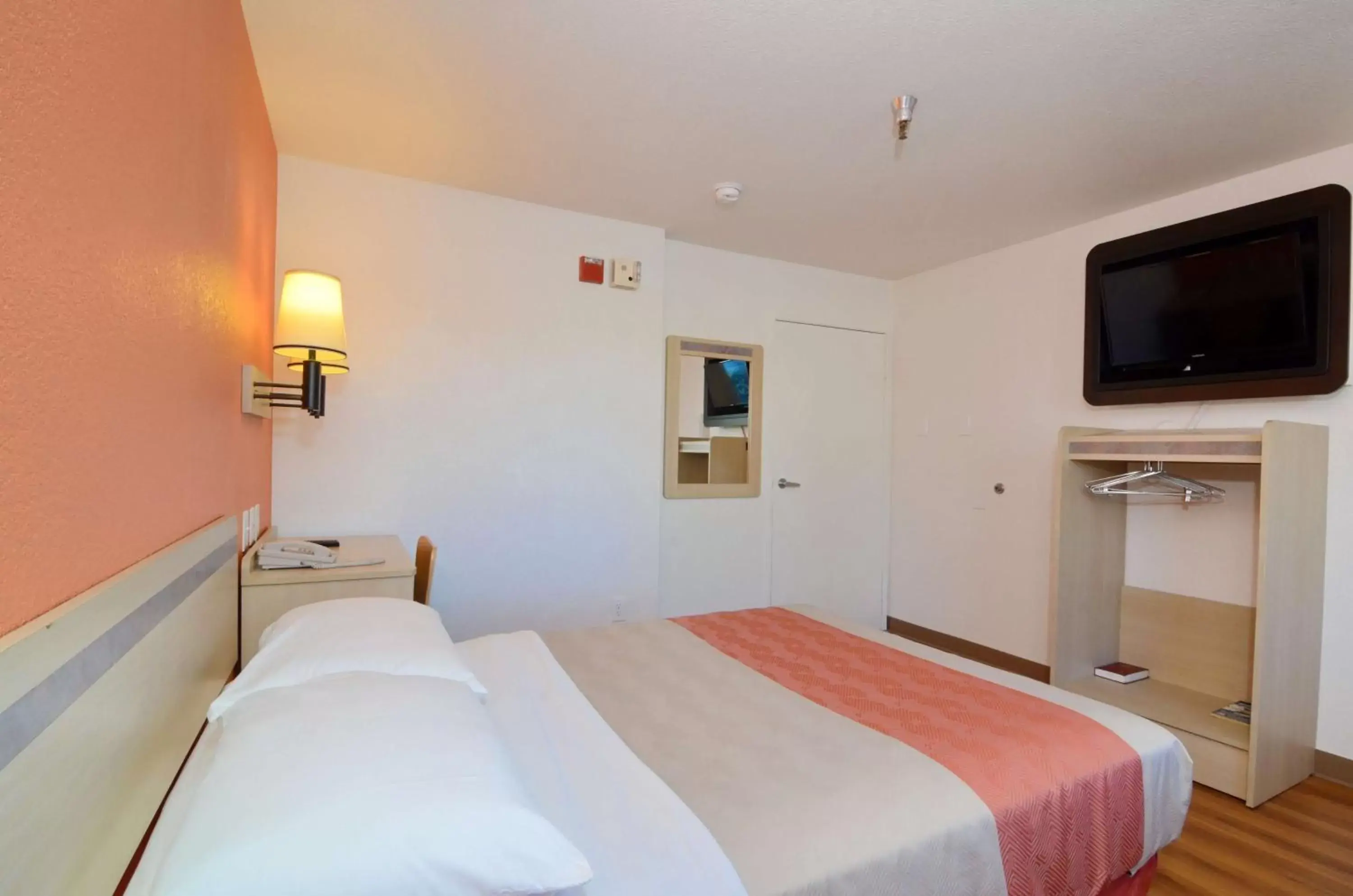 TV and multimedia, Bed in Motel 6-Twentynine Palms, CA