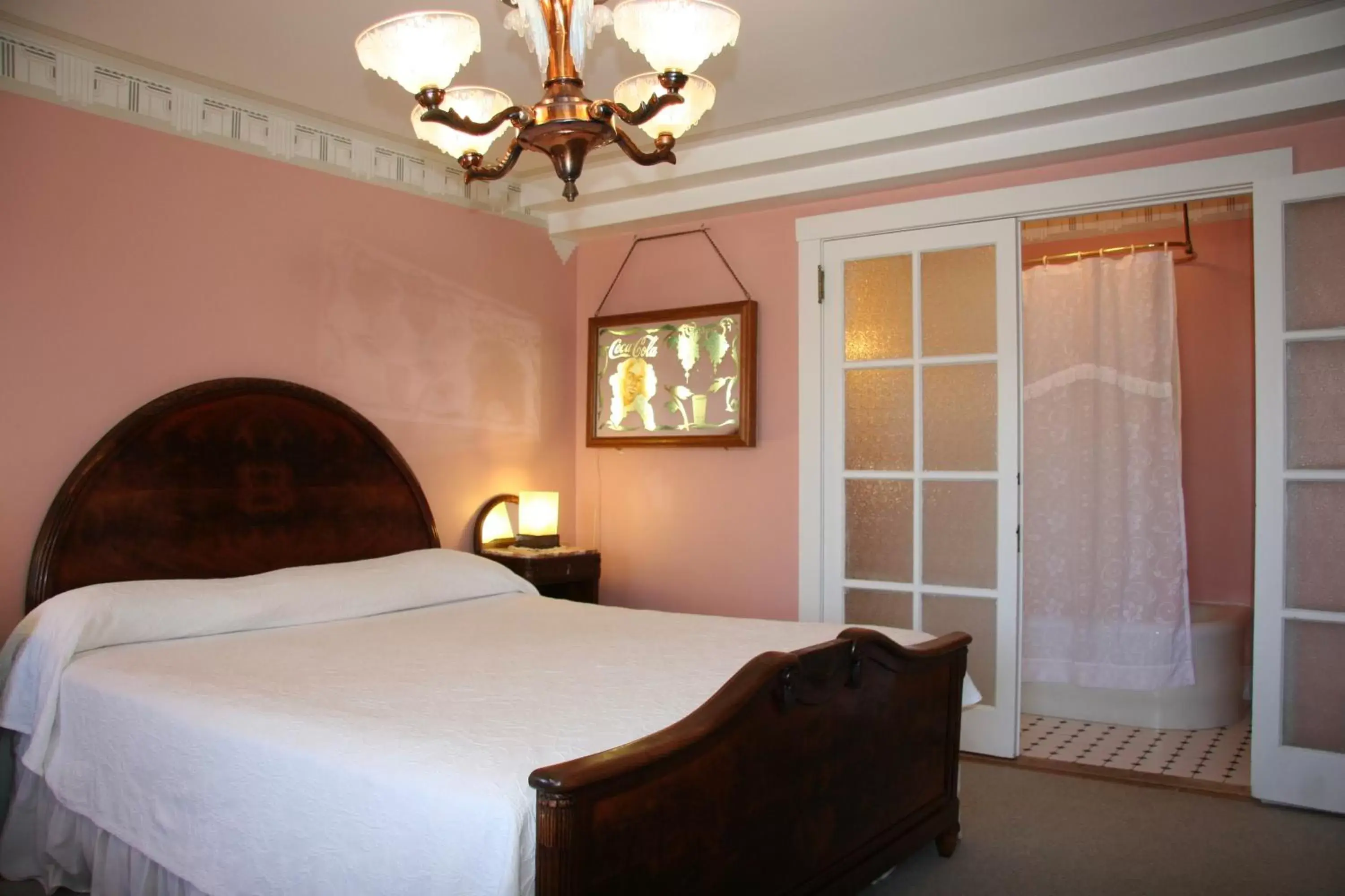 Bedroom, Bed in Martine Inn