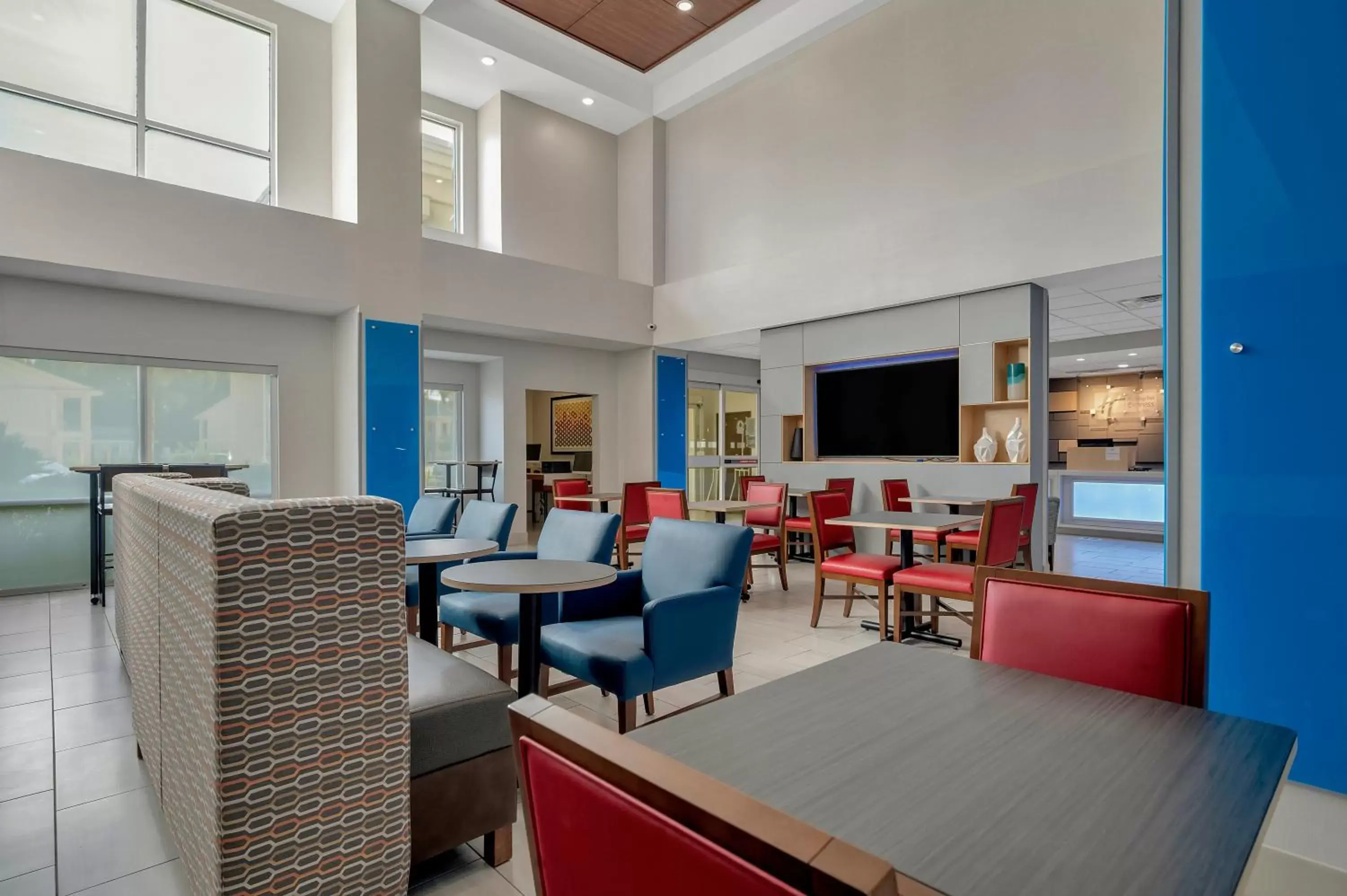 Breakfast, Seating Area in Holiday Inn Express Hotel & Suites Lufkin South, an IHG Hotel