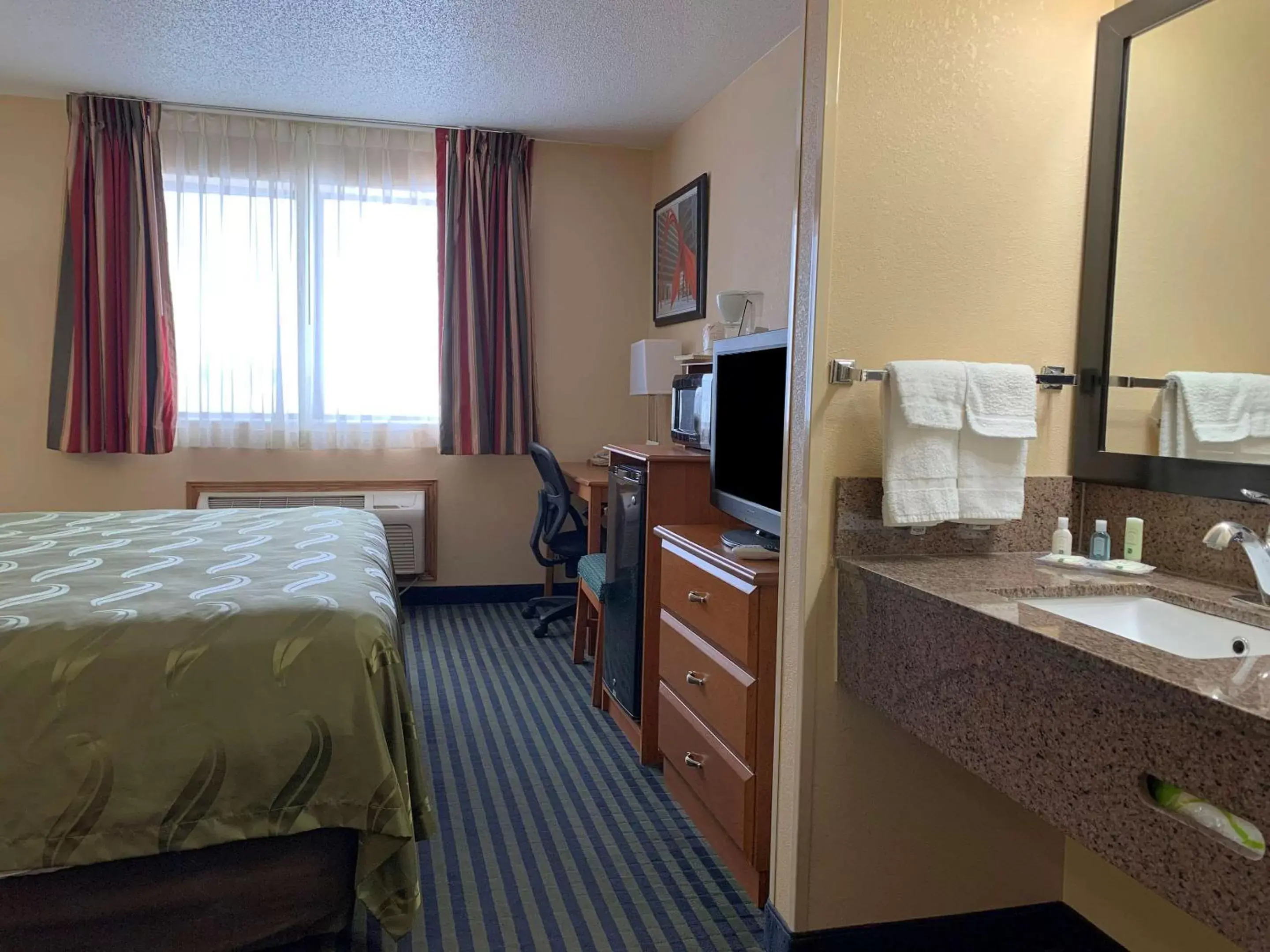 Photo of the whole room, Bed in Quality Inn Ottawa near Starved Rock State Park