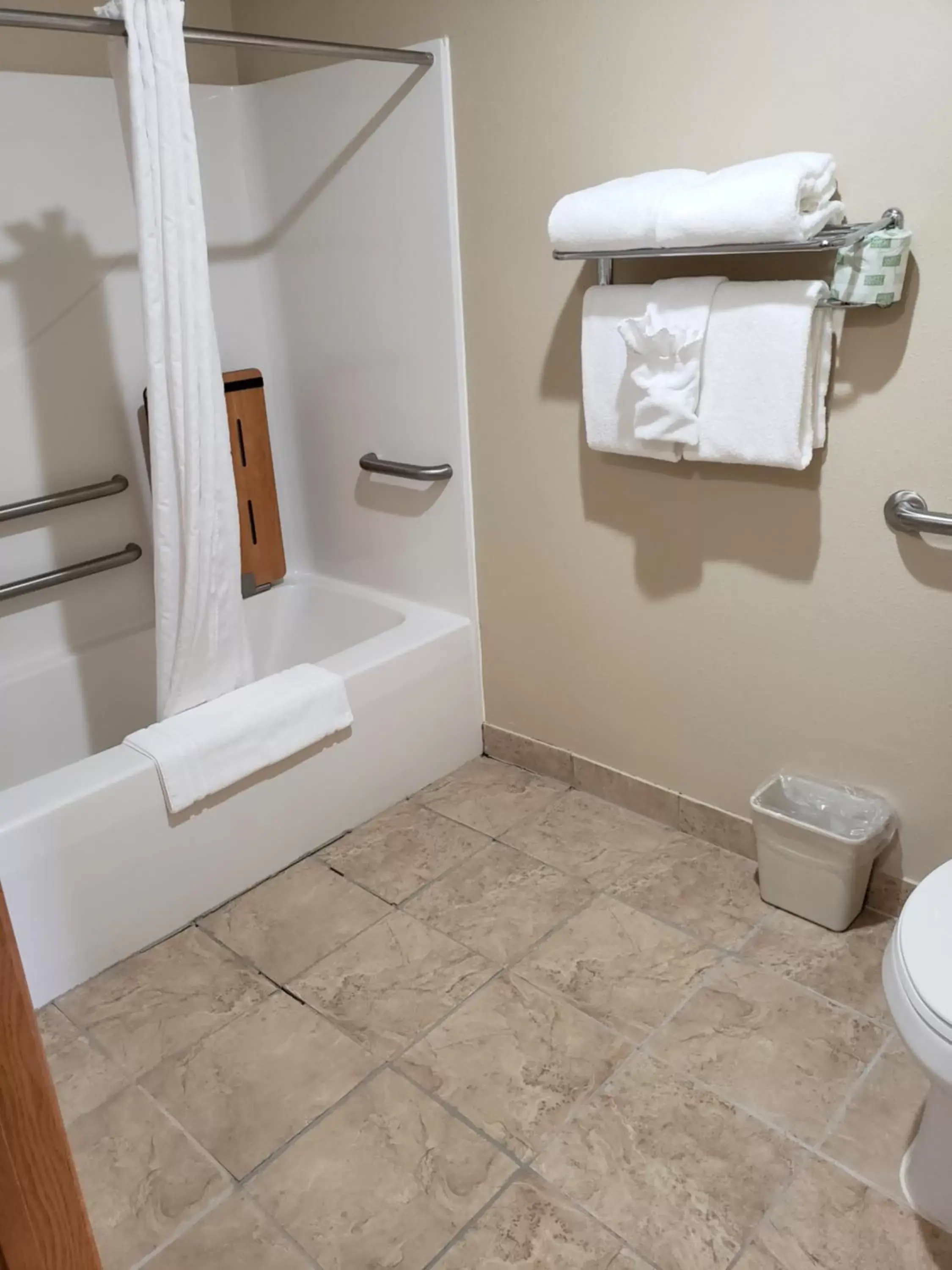 Shower in Cobblestone Inn & Suites - Lake View Shower in Cobblestone Inn & Suites - Lake View