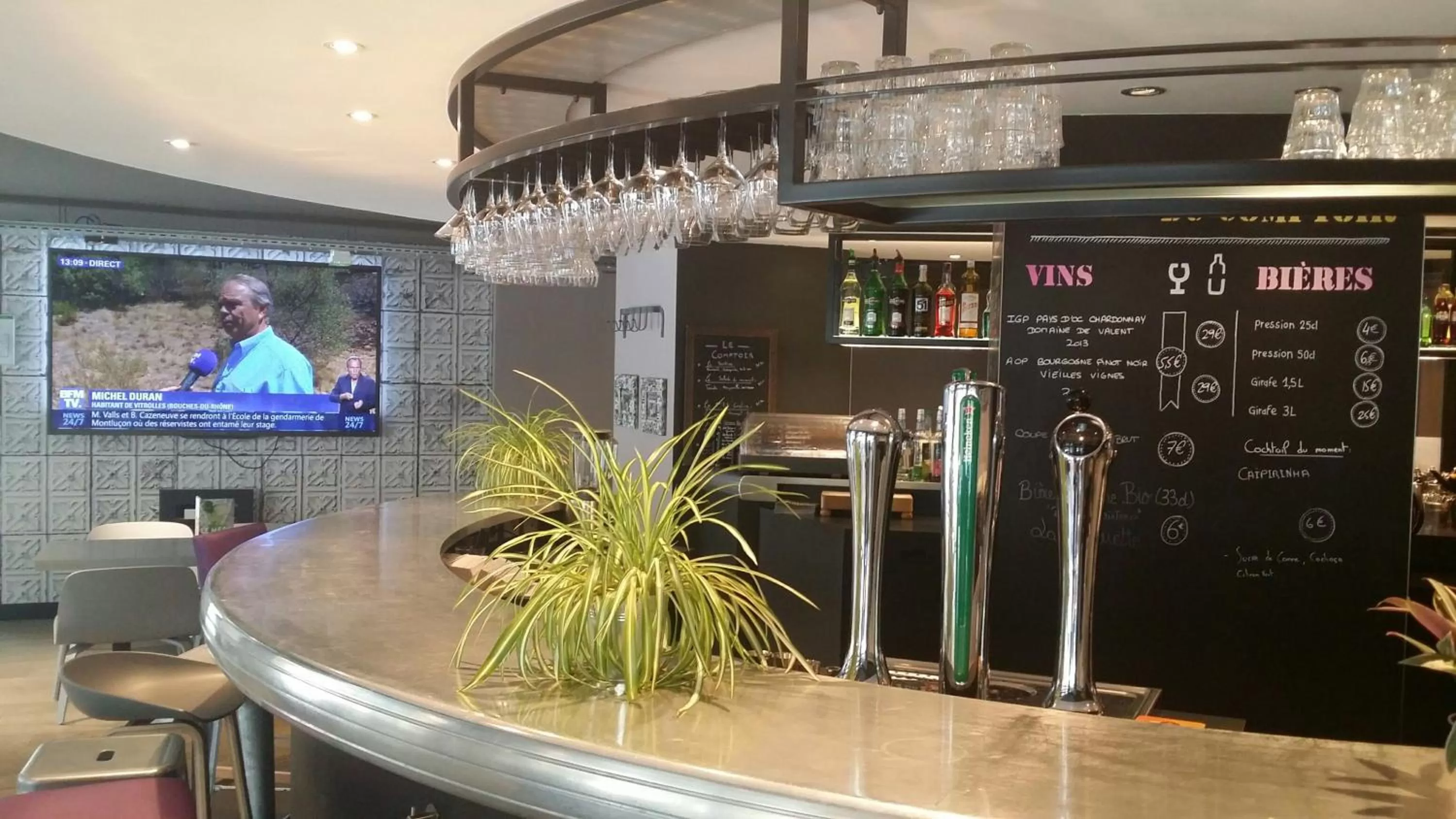 Communal lounge/ TV room in Campanile Nancy Centre - Gare