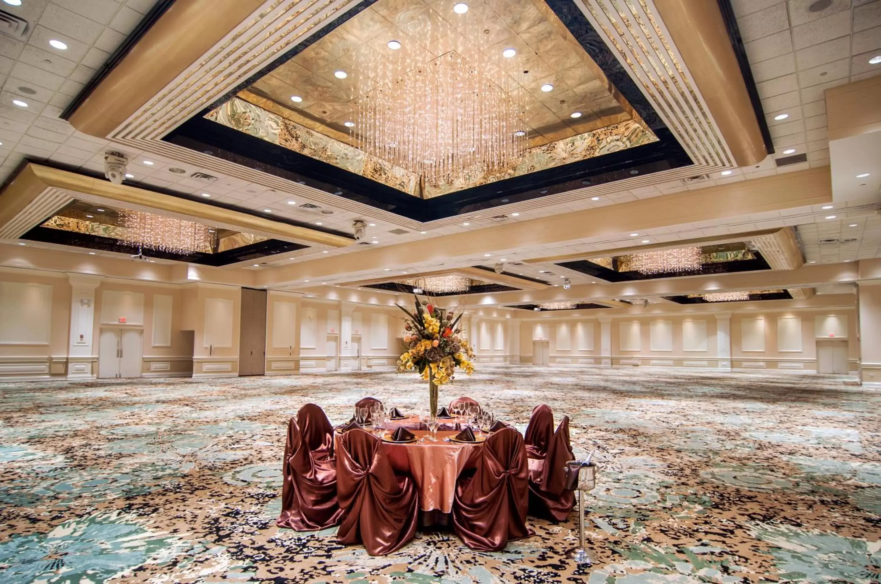 Banquet/Function facilities, Restaurant/Places to Eat in Crowne Plaza Hotel Executive Center Baton Rouge, an IHG Hotel