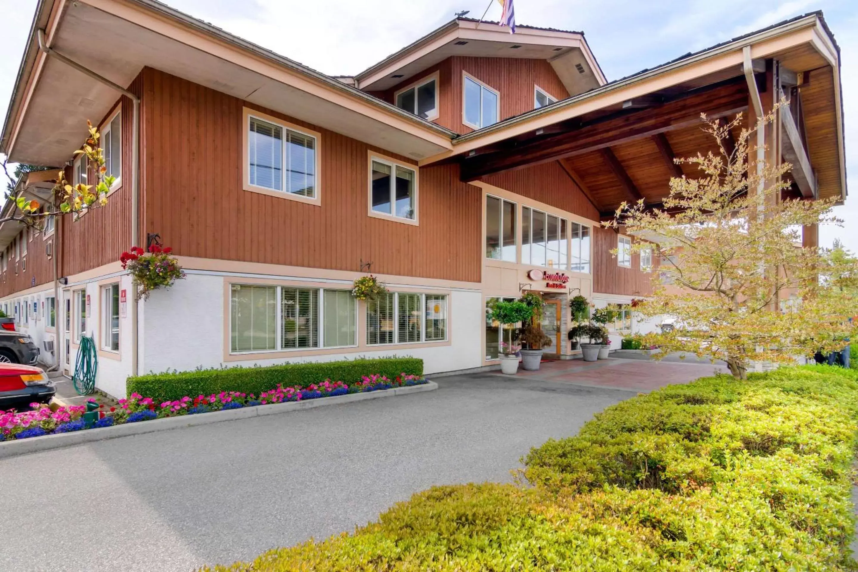 Property Building in Econo Lodge Inn & Suites - North Vancouver