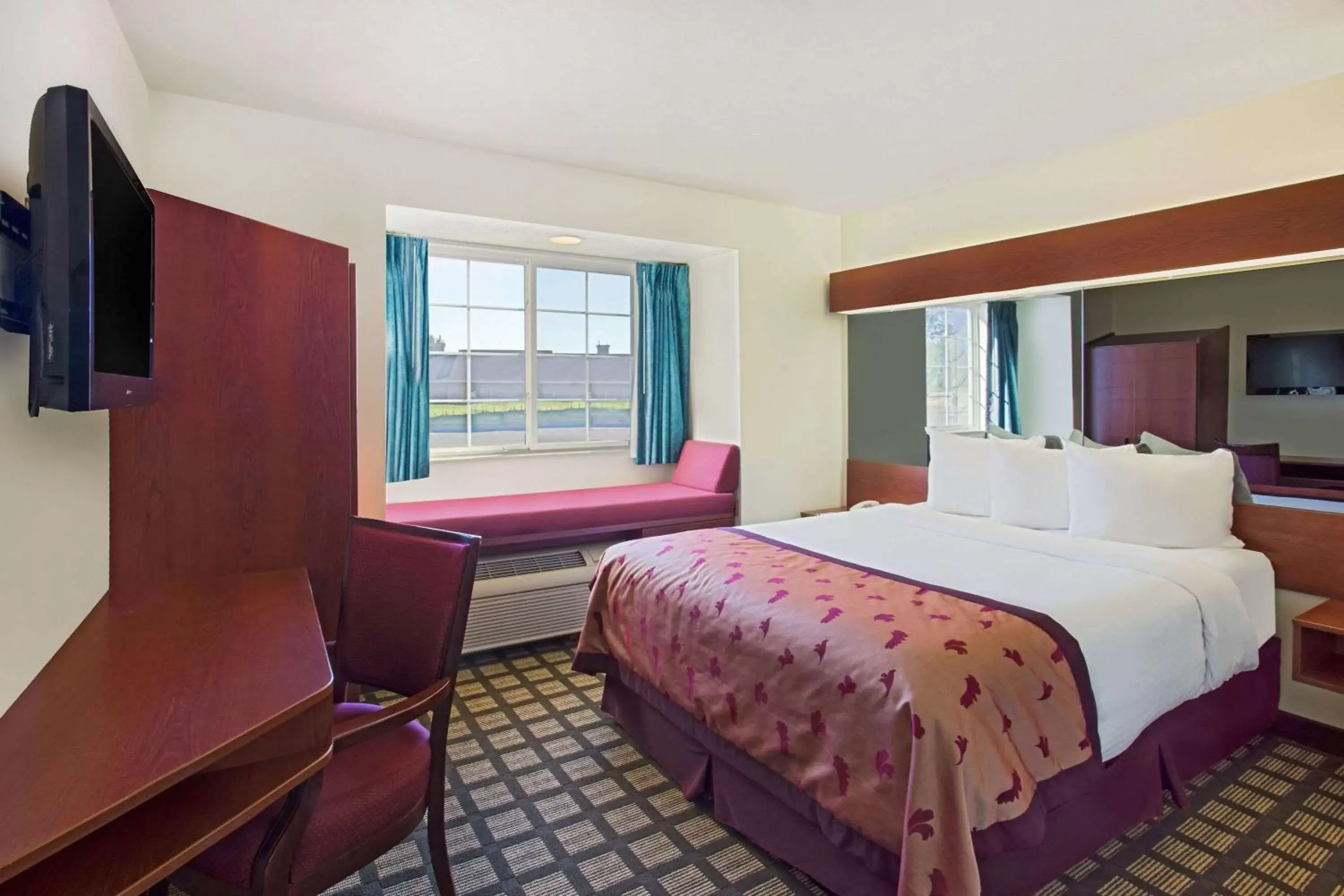 Photo of the whole room, Bed in Microtel Inn & Suites by Wyndham Holland