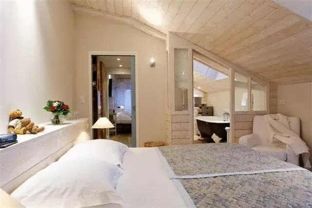 Photo of the whole room, Bed in Le Lodge Kerisper