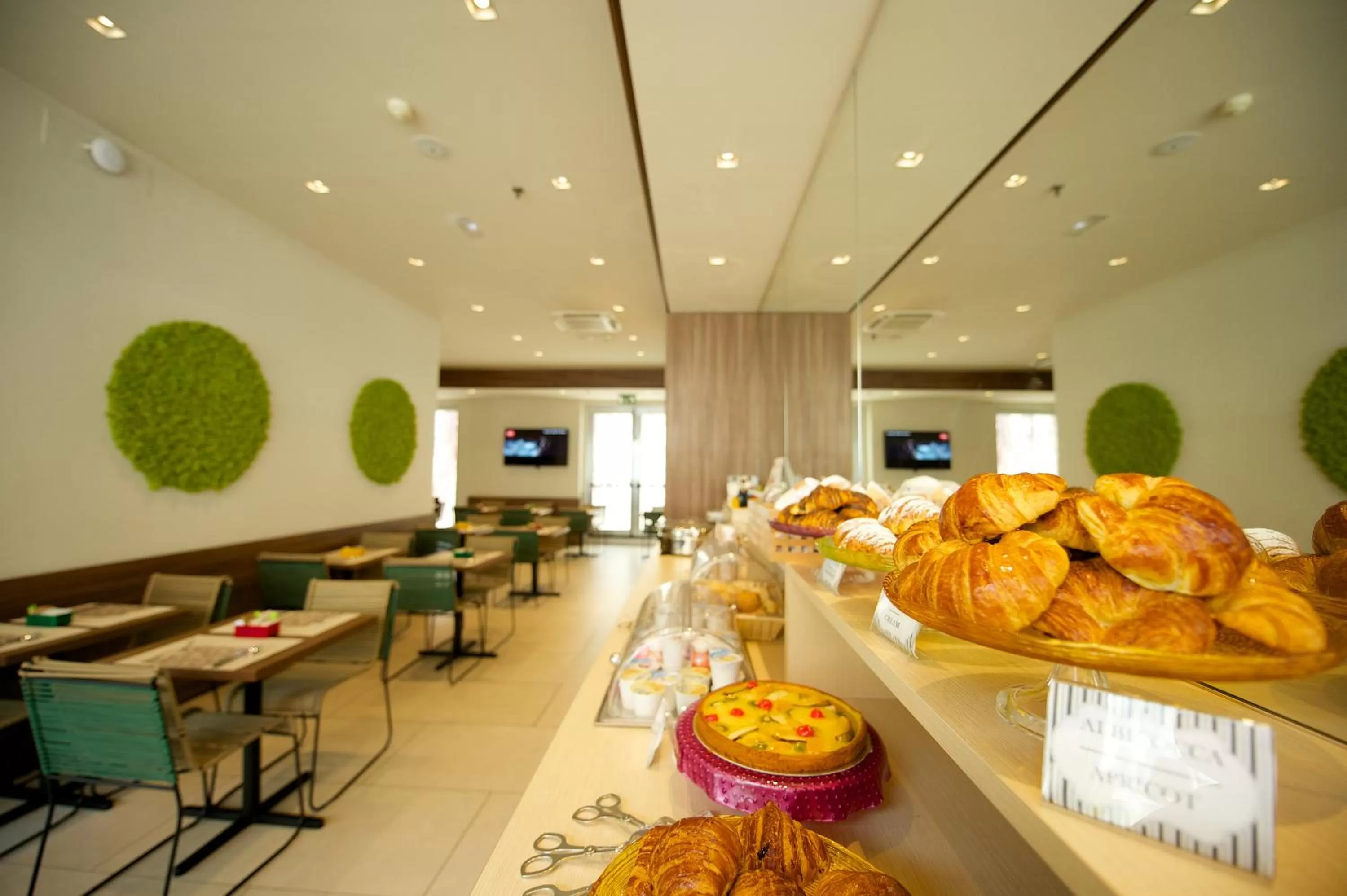 Restaurant/places to eat in Best Western Hotel Luxor