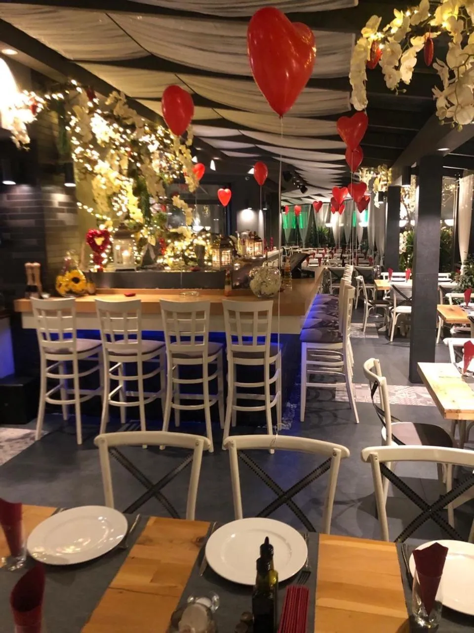 Restaurant/places to eat in All Seasons Residence Design Hotel - Free parking