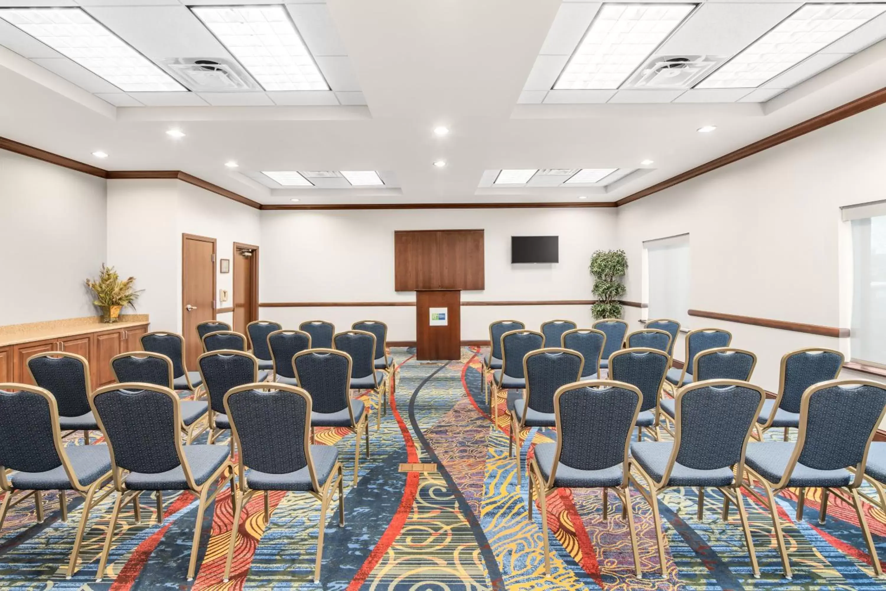 Meeting/conference room in Holiday Inn Express & Suites Wilmington-Newark, an IHG Hotel