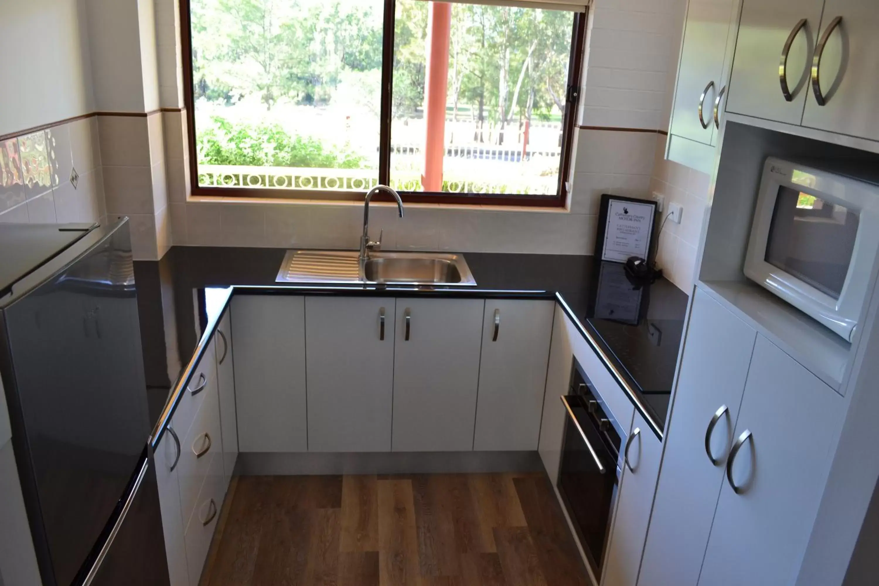 Day, Kitchen/Kitchenette in Cattlemans Country Motor Inn & Serviced Apartments