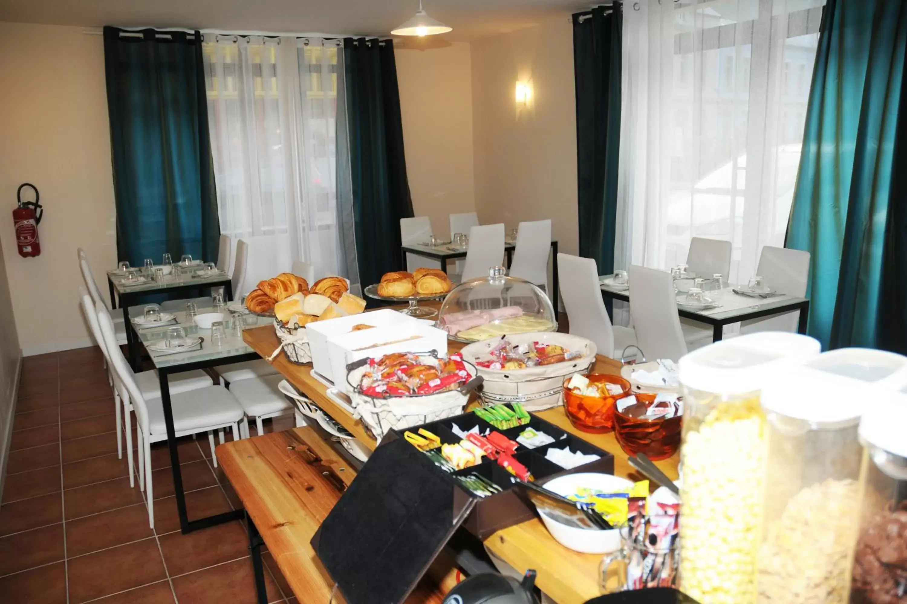 Buffet breakfast, Restaurant/Places to Eat in Kyriad Direct Morez