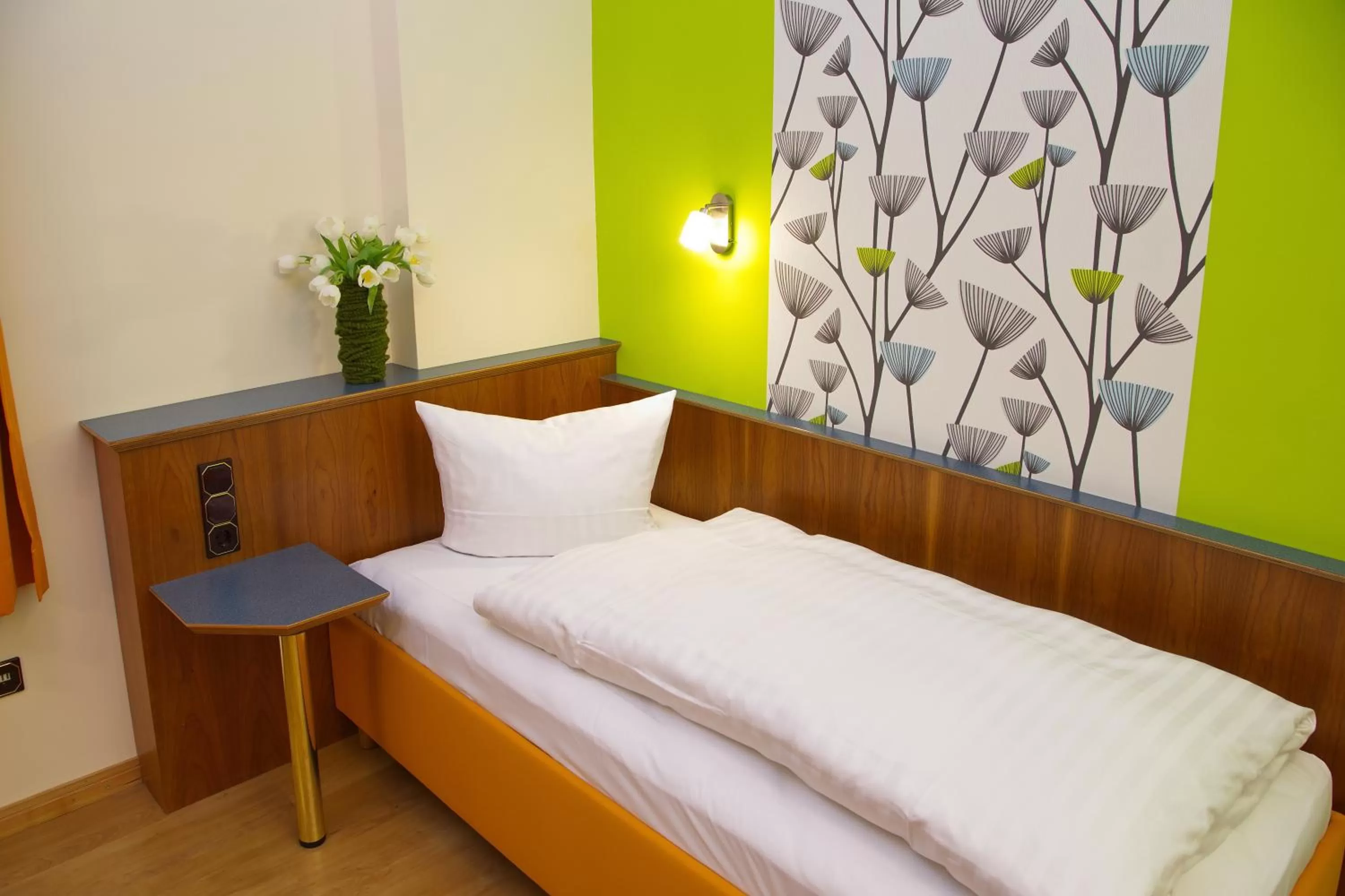Bed in Stadtcafé Hotel garni