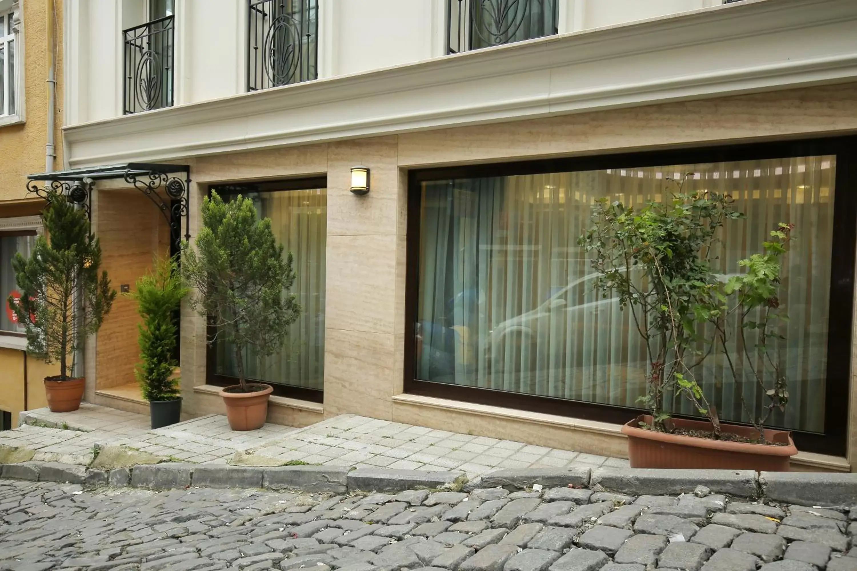 Facade/entrance in Artika Hotel Facade/entrance in Artika Hotel