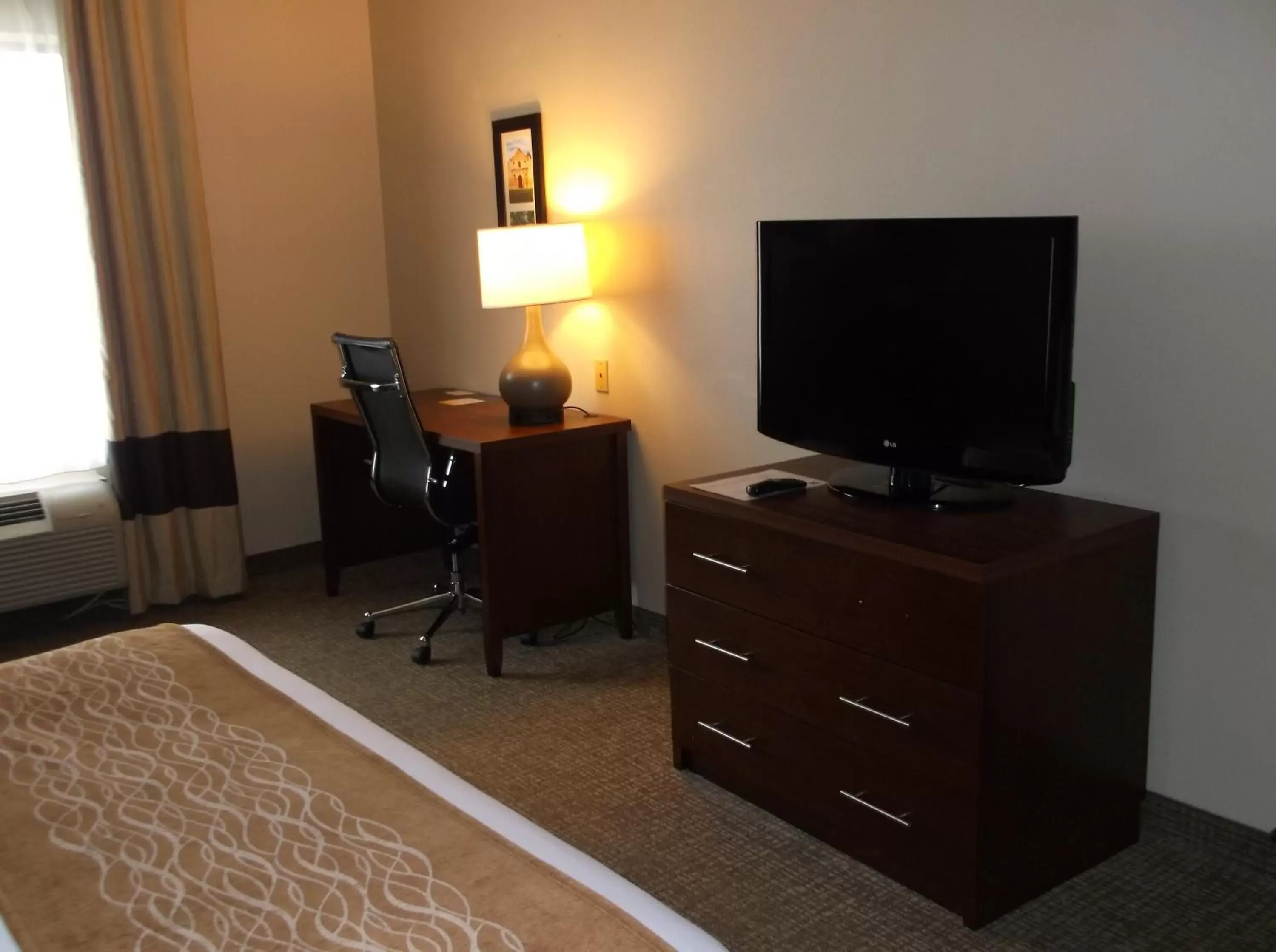 King Room with Roll-in-Shower - Accessible/Non-Smoking in Comfort Inn & Suites Seguin